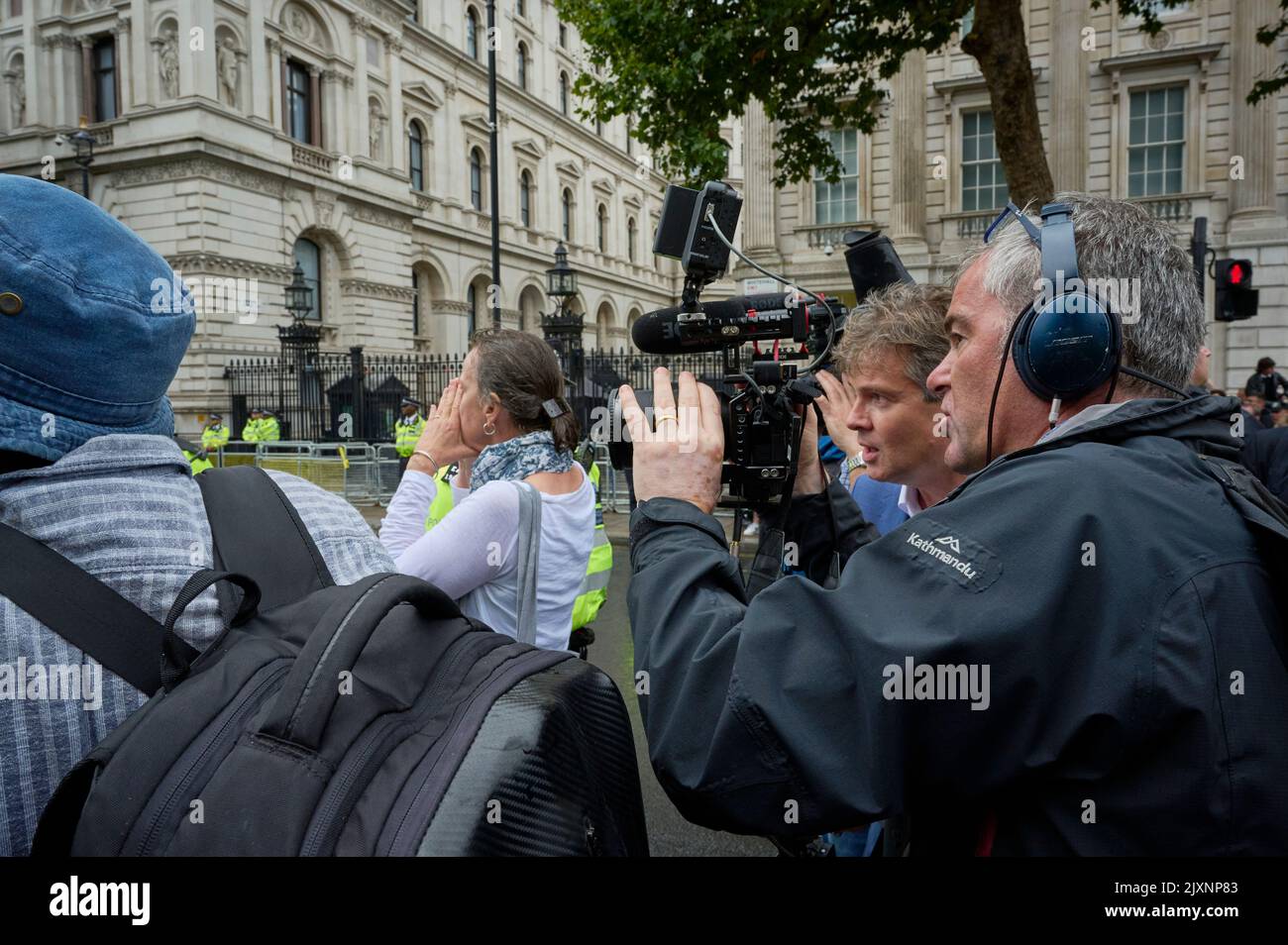 Nick Watt, rédacteur politique de la BBC, présente à Camera à Whitehall à l'arrivée du PM Liz Truss Banque D'Images