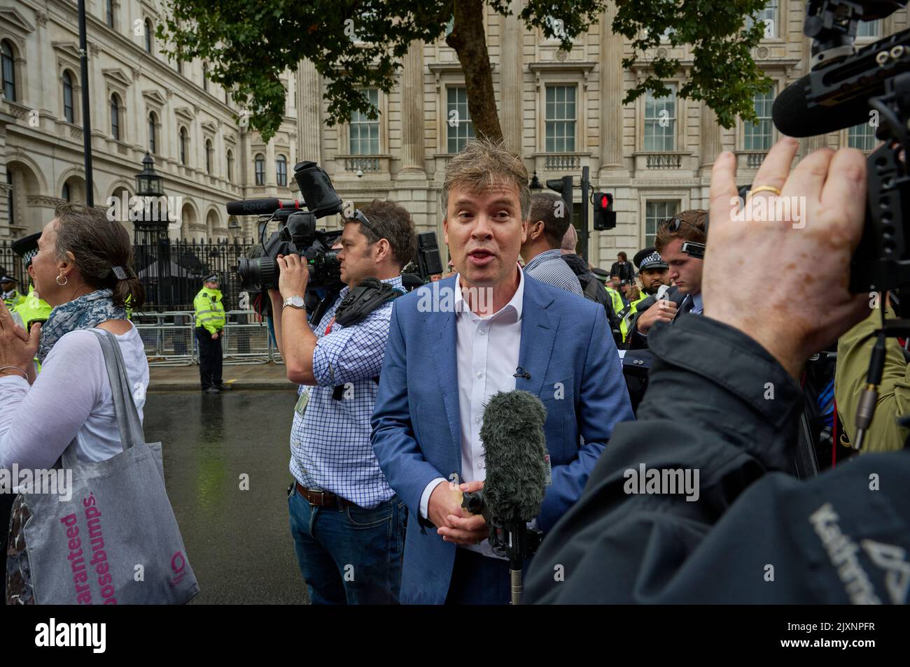 Nick Watt, rédacteur politique de la BBC, présente à Camera à Whitehall à l'arrivée du PM Liz Truss Banque D'Images