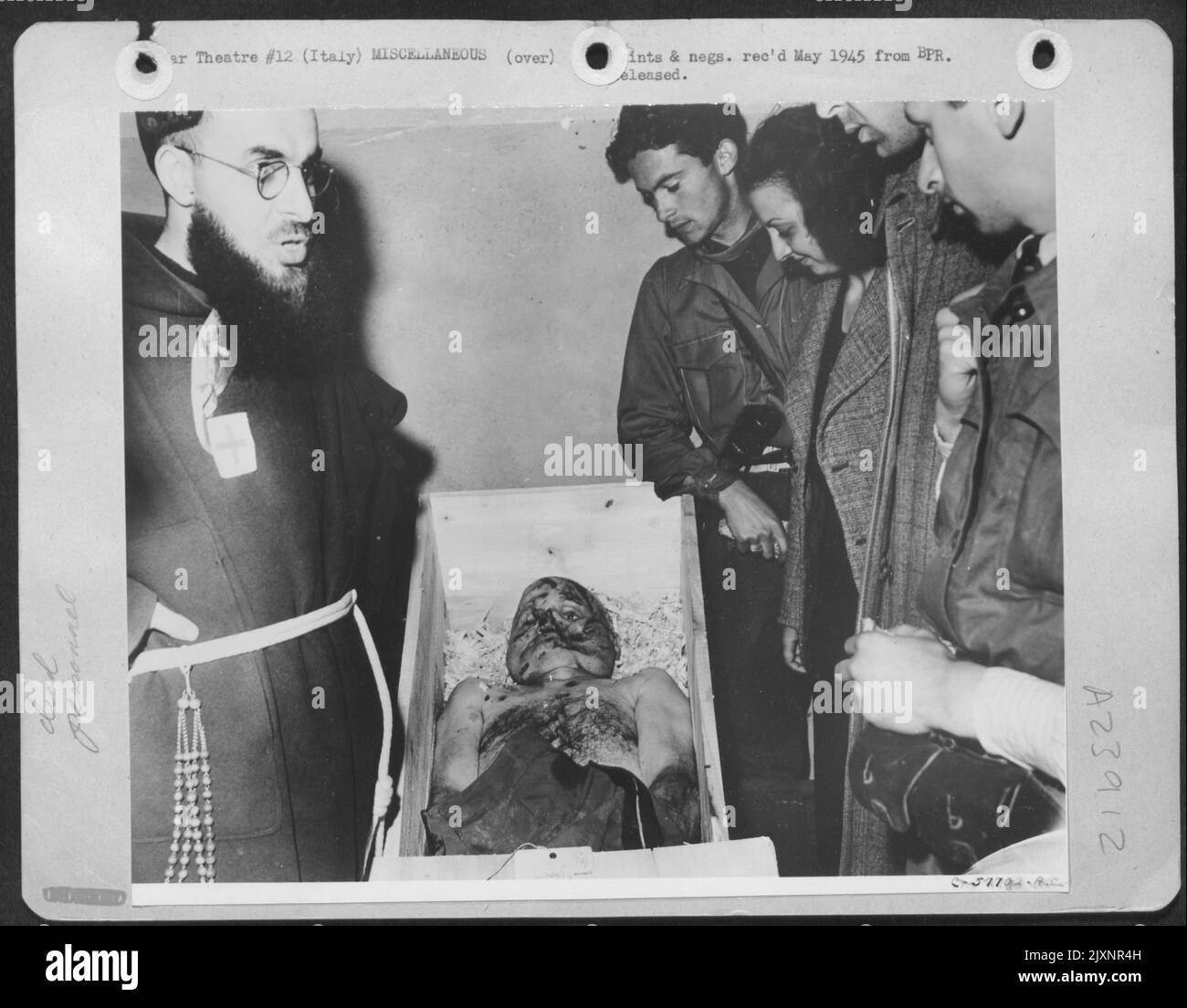 Patriotes italiens et Un prêtre Voir le Boyd de Mussolini à Milan. Il a été capturé et exécutivé par des Patriots italiens tout en essayant de s'évader en Suisse dans Un convoi de moteur allemand. Banque D'Images