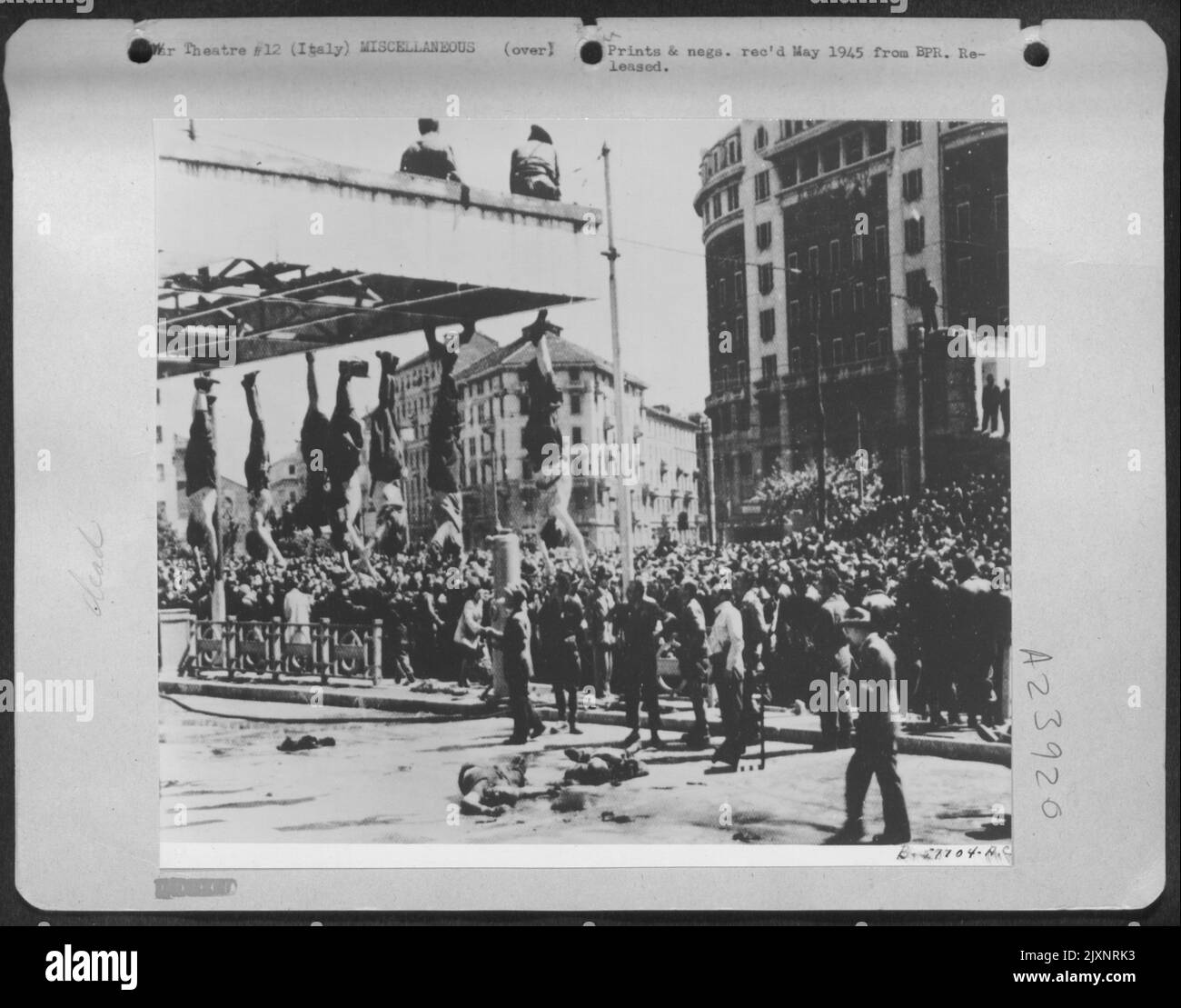 Foules à Milan chaud autour de la station de remplissage dans le centre de Milan d'où les corps de Mussolini, sa maîtresse et d'autres fascistes ont été Hung par les pieds après leur exécutif par les Patriots italiens. Italie. Banque D'Images