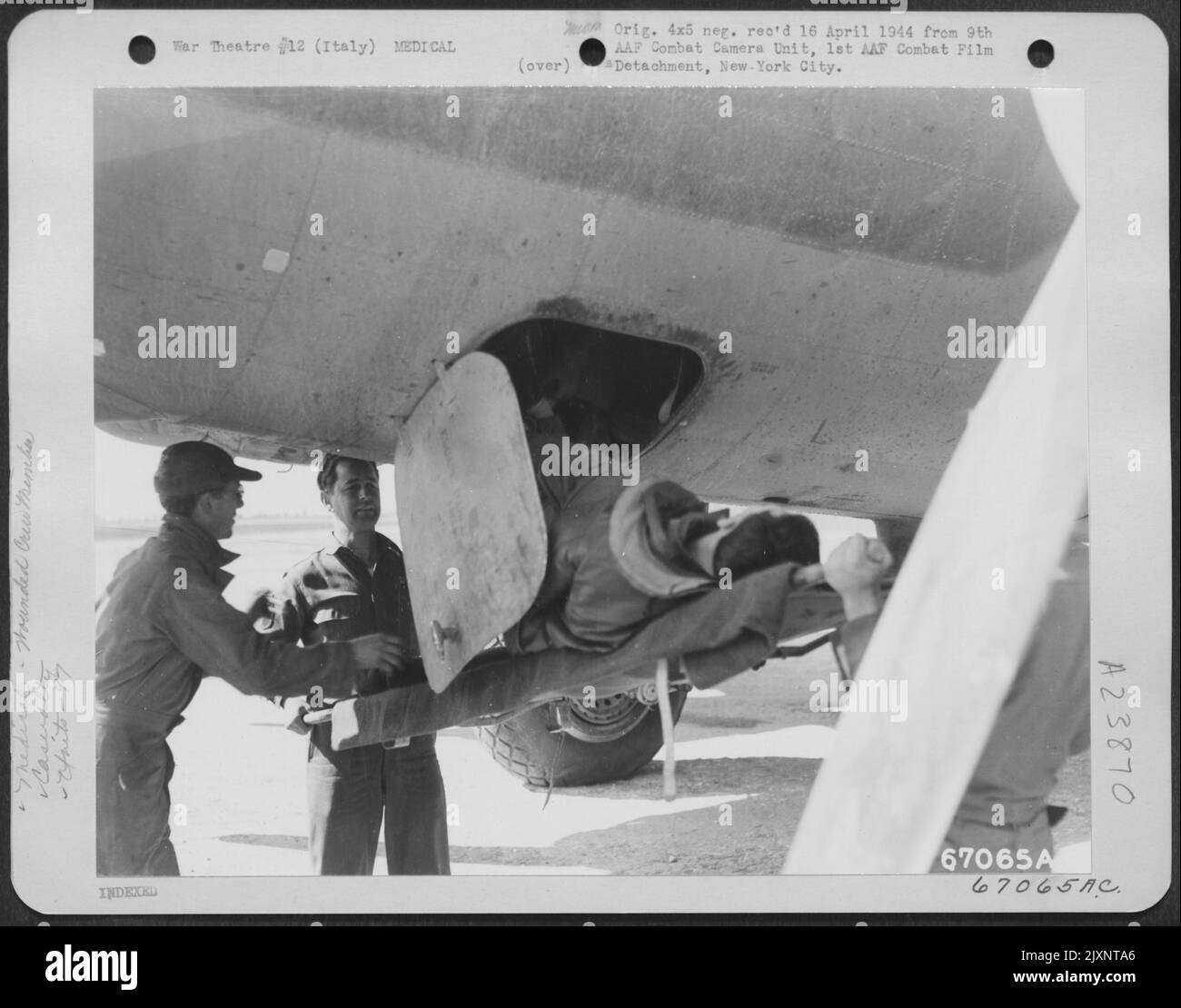 Le RAID sur Steyr, en Autriche, le 2 avril 1944 n'était pas seulement Une course de lait, c'était vraiment la vraie chose ! Ici, Un Boeing B-17 'Forteresse volante' du groupe Bomb 97th, 15th AF, vient de désactiver la piste à sa base d'origine en Italie et Un membre d'équipage blessé est Bein Banque D'Images