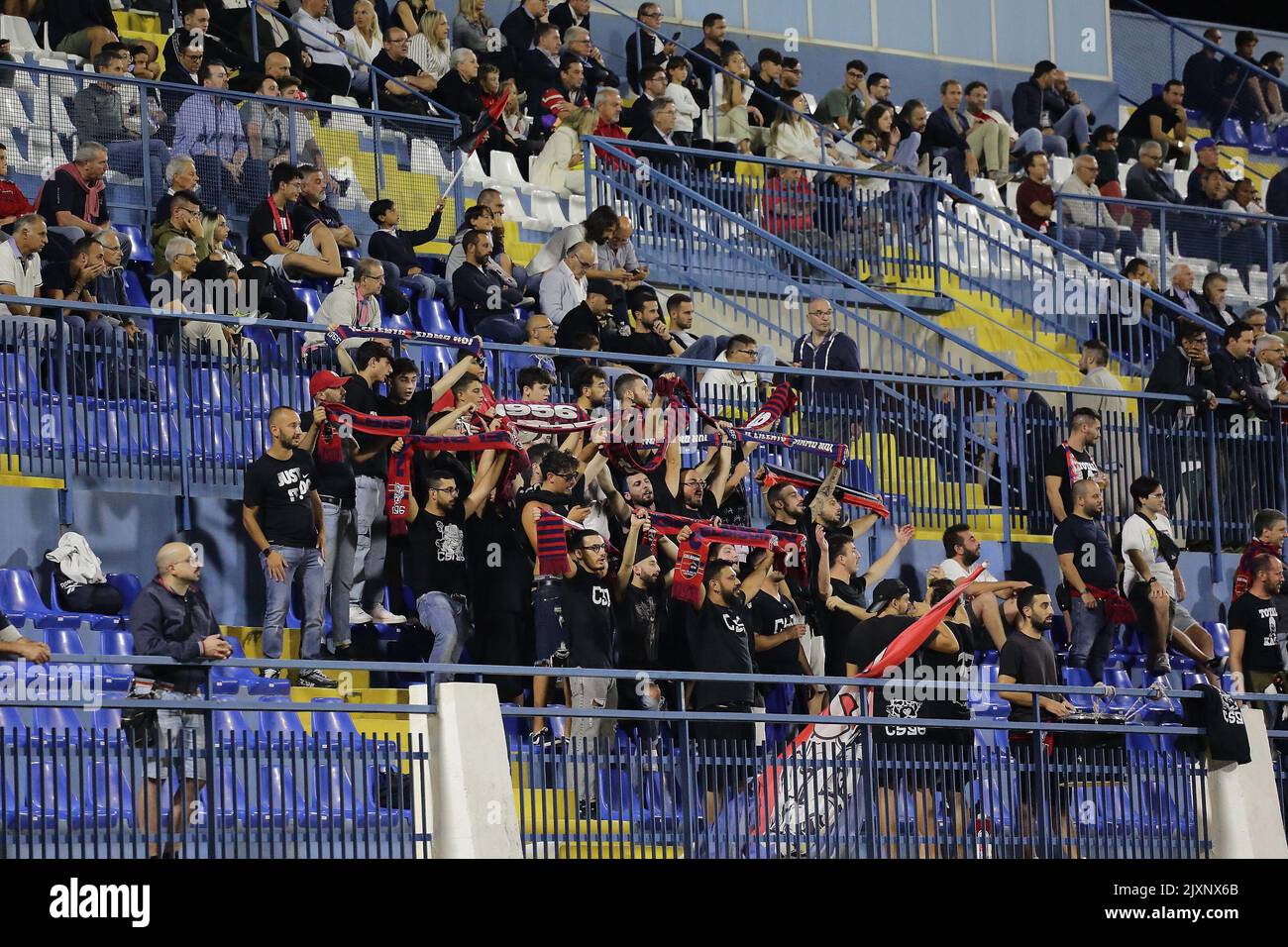 Pagani, Italie. 04th septembre 2022. Pagani, Salerne, Italie - 04 septembre 2022 : Championnat d'Italie de football, Lega Pro, Premier jour. Championnat 2022/2023 . Gelbison vs Juve Stabia 1 - 3 .les fans de Gelbison célèbrent avec des drapeaux, des foulards et des chorales. (Photo de Pasquale Senatore/Pacific Press/Sipa USA) crédit: SIPA USA/Alay Live News Banque D'Images