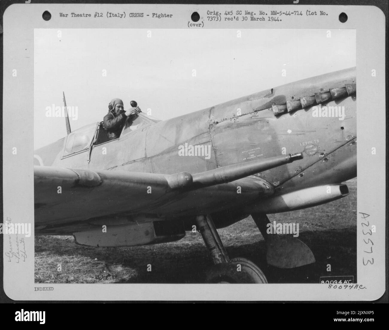 Le Major Virgile C. Fields, Jr., commandant de l'escadron de combat 307th, pose dans le cockpit de son avion Supermarine 'Pitfire' à Nettuno, en Italie. Major Fields a six avions ennemis détruits à son crédit. 2 février 1944. Banque D'Images
