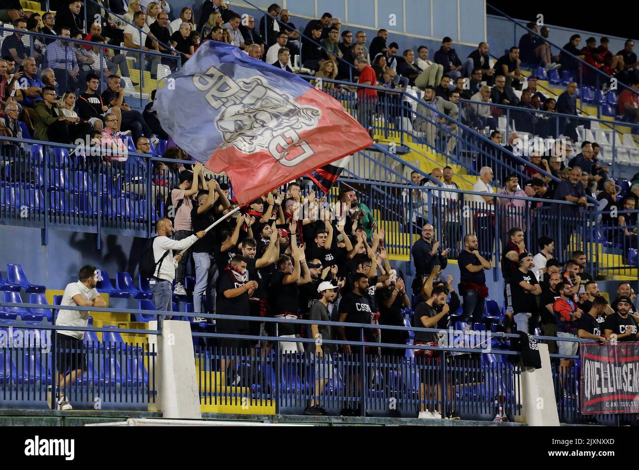 Pagani, Italie. 04th septembre 2022. Pagani, Salerne, Italie - 04 septembre 2022 : Championnat d'Italie de football, Lega Pro, Premier jour. Championnat 2022/2023 . Gelbison vs Juve Stabia 1 - 3 .les fans de Gelbison célèbrent avec des drapeaux, des foulards et des chorales. (Photo de Pasquale Senatore/Pacific Press/Sipa USA) crédit: SIPA USA/Alay Live News Banque D'Images