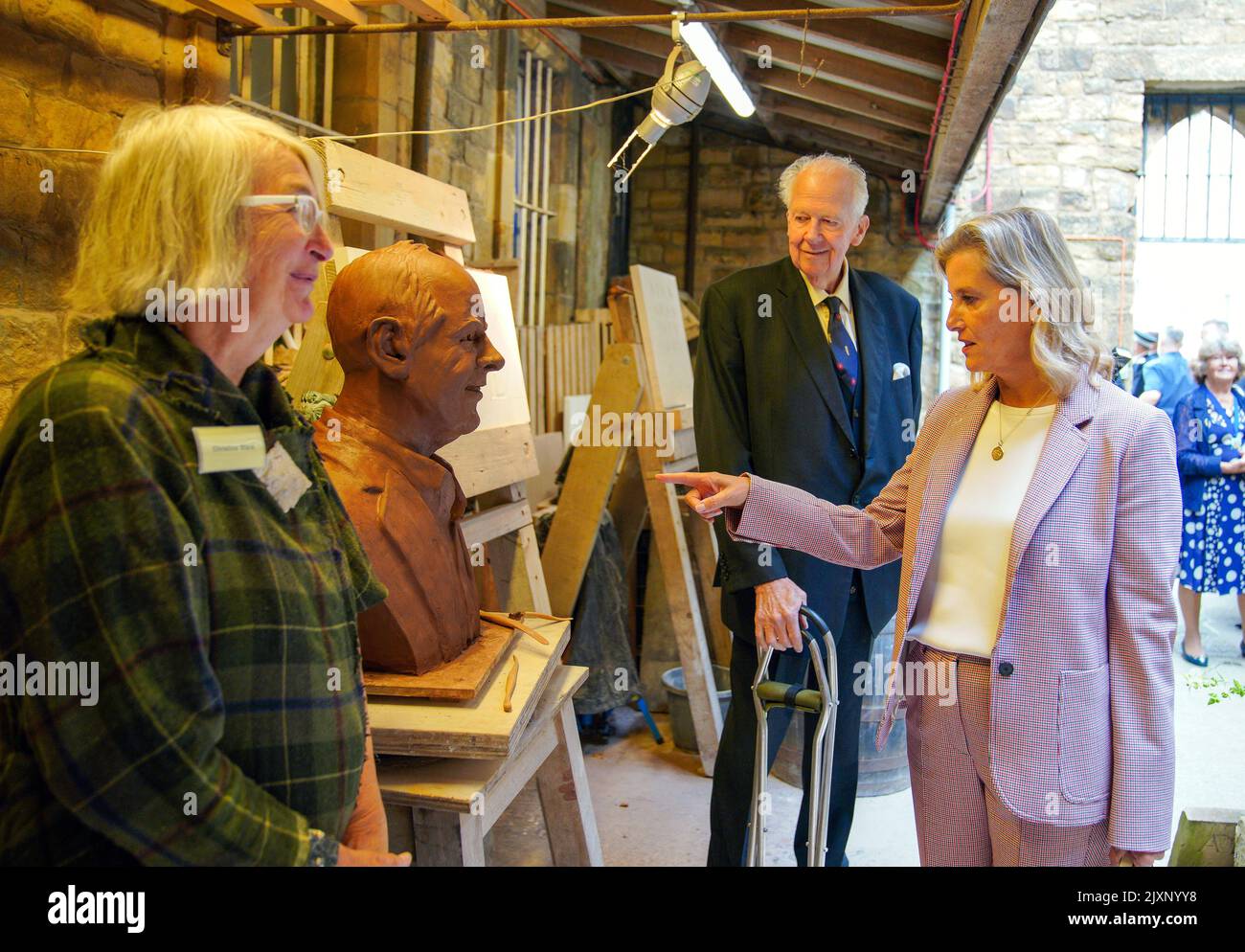 La comtesse de Wessex regarde un buste en argile odf son mari Edward, par le sculpteur Alan Ward, lors d'une visite au château de Lancaster, dans le Lancashire, pour célébrer le Jubilé de platine et le 20th anniversaire de Preston étant attribué le statut de ville. Date de la photo: Mercredi 7 septembre 2022. Banque D'Images