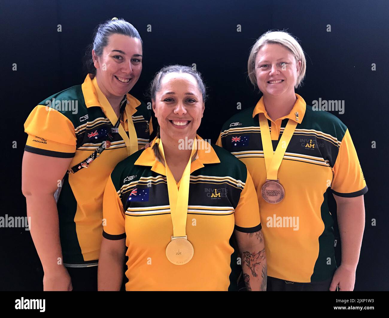 Sarah Petchell, médaillée d'or aux Jeux d'Invictus, (au centre), Tiffany  White (à gauche) et Brigid Baker (à droite), médaillée de bronze, sont vues  aux Jeux d'Invictus à Sydney, mercredi, 24 octobre 2018. (