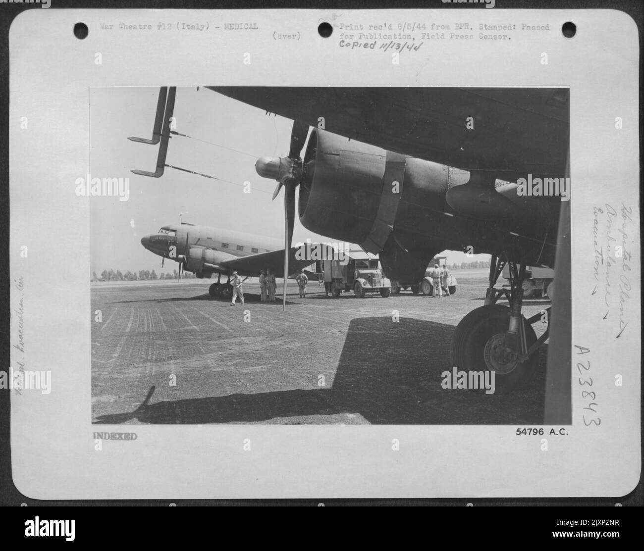 Blessés pris de l'avion par des ambulances dans un aérodrome de base en Italie. Banque D'Images