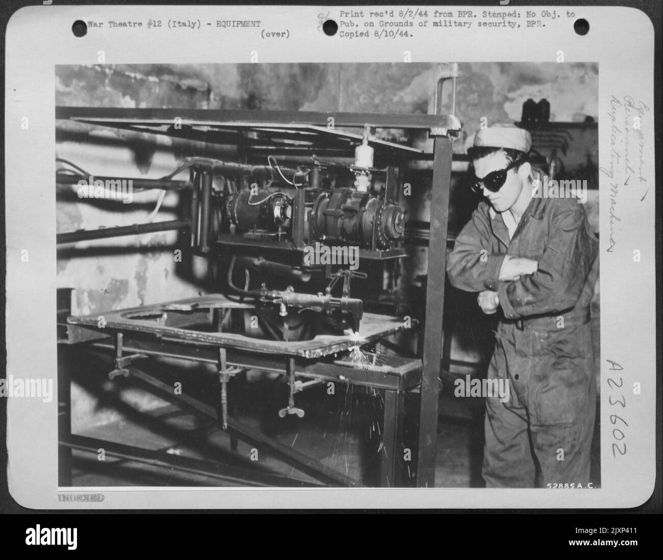 La machine de duplication inventée par M/Sgt. Walter M. Bakula et Sgt. Everett R. VanCleave repose sur une table de support, au-dessus de laquelle une perche flexible de 3 pièces de 7 pieds est conçue pour pivoter dans la direction de l'est. La section extérieure qui porte le Banque D'Images