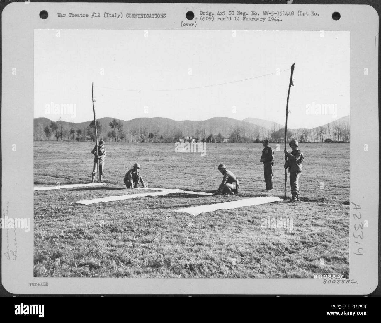 Pvt. Louis Sidor, Cleveland (Ohio) et PFC. James E. Merrell, Garry, Ohio, de The Pack Artillery, Recon. , 3rd Prov. Emballez la batterie en Italie, tenez les pôles portant le cordon de message et le sac de message pour la prise de message air-sol. 14 décembre 1943. Banque D'Images