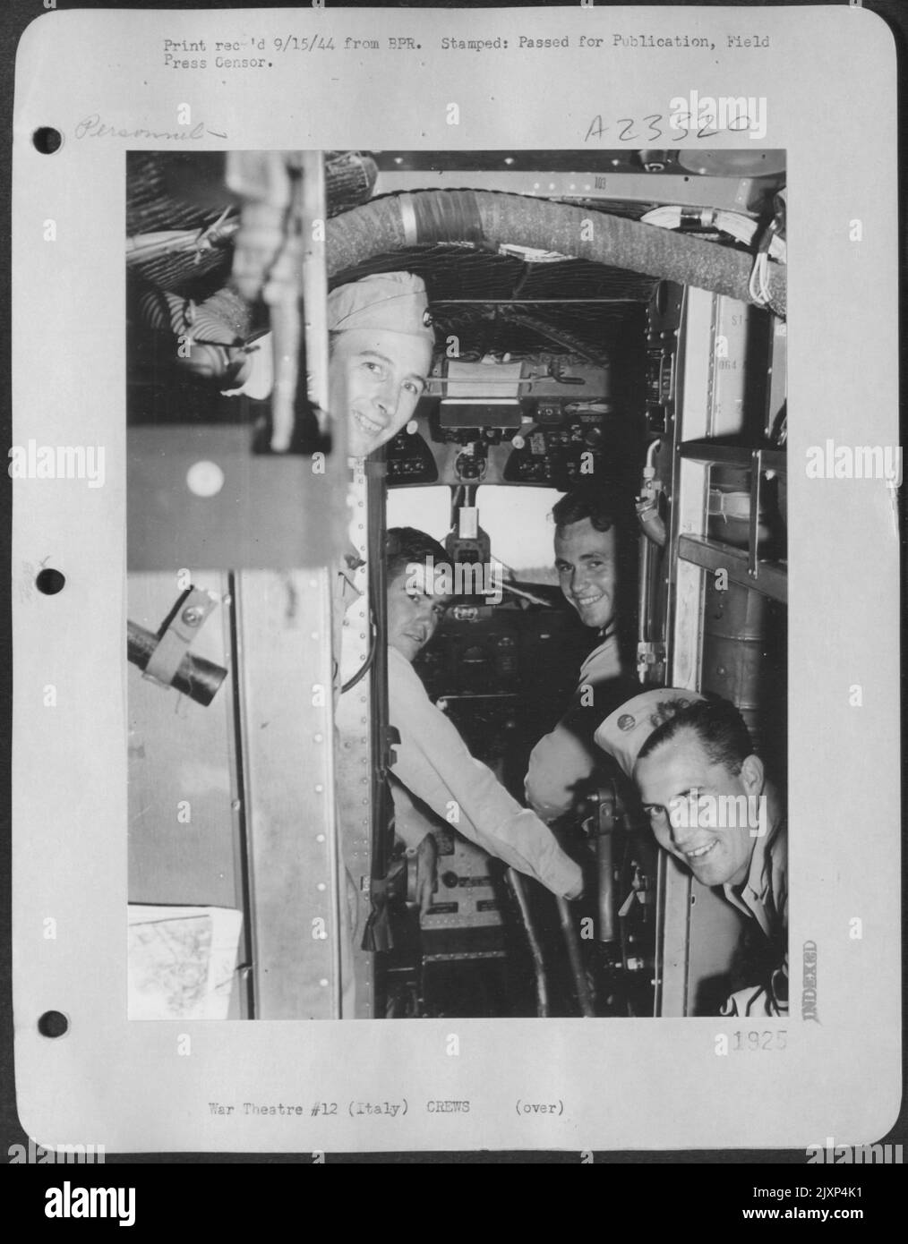 L'équipage du Douglas C-47 transport est montré dans son avion avant le décollage. De gauche à droite : capitaine pilote Hal M. Scrugham, Frankfort, Ky., Distinguished Flying Cross avec un cluster; Co-Pilot 1st Lt. Elmer J. Jost, 2243 East Ave., Berwyn, Ill. Banque D'Images