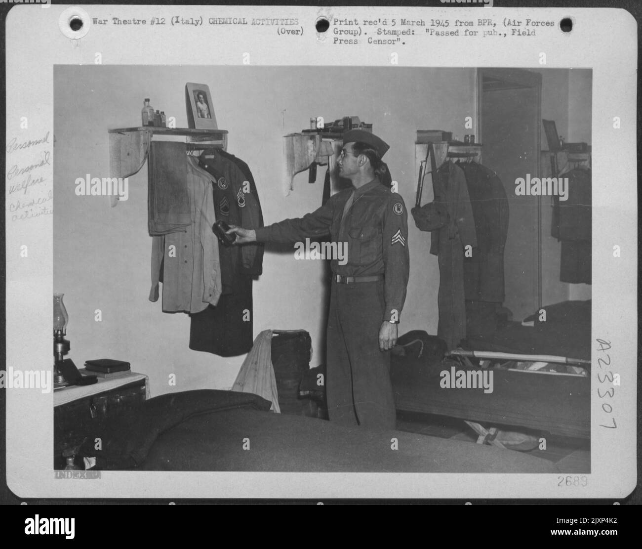 Sgt. Harold I. Hylton, de Lavern, en Californie, donne aux casernes des soldats leur pulvérisation nocturne avec une bombe aérosol pour tuer les moustiques et autres insectes, une partie importante de garder en santé outre-mer. Italie. Banque D'Images