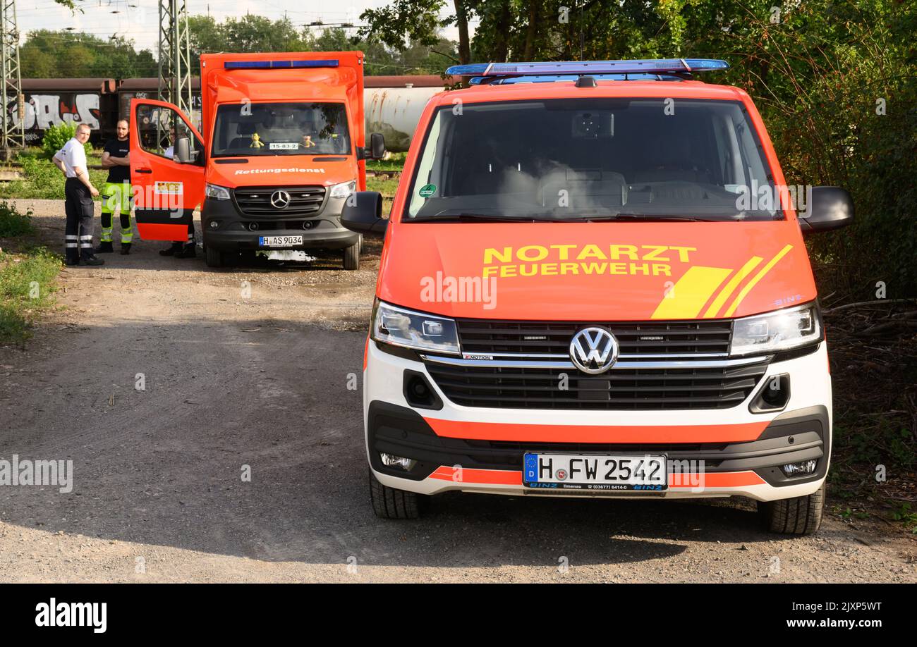 Hanovre, Allemagne. 07th septembre 2022. Une ambulance et un véhicule médical d'urgence se trouvent dans la station de fret de Seelze, dans la région de Hanovre. Pour des raisons inconnues jusqu'à présent, des locomotives ont heurté à la gare. Plusieurs wagons ont été rentournés ou endommagés. L'un des wagons porte de l'acide nitrique. Credit: Julian Stratenschulte/dpa/Alay Live News Banque D'Images