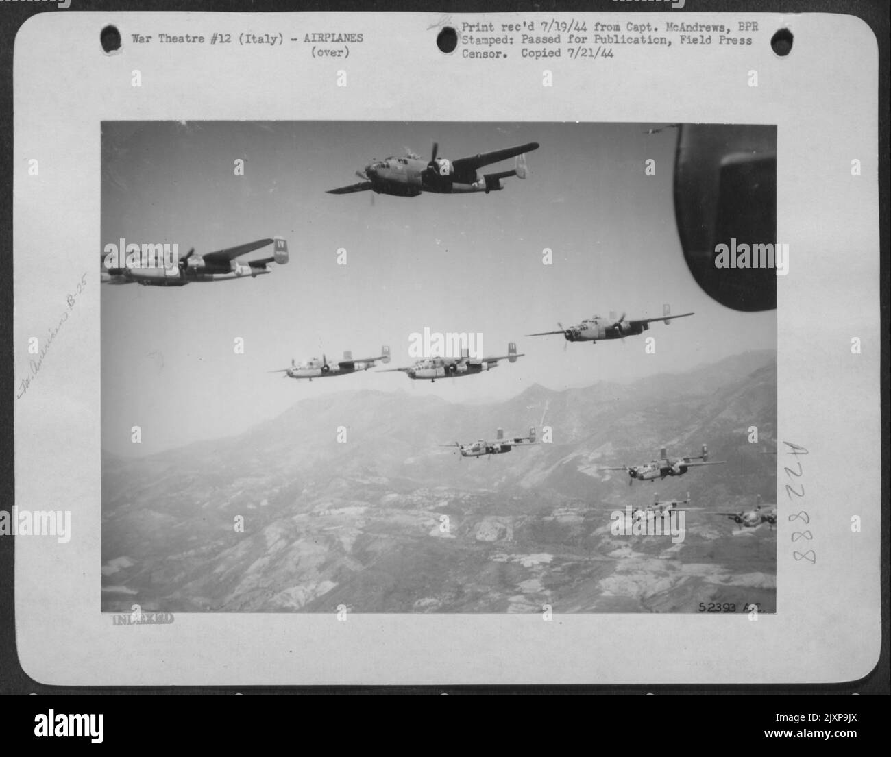 Amérique du Nord B-25 les Mitchells de la première Force aérienne tactique survolent le pays italien sauvage alors qu'ils approchent de leur cible. Ces bombardiers moyens ont constamment frappé les routes, les ponts et les liaisons de communication derrière les lignes ennemies qui entravent Banque D'Images
