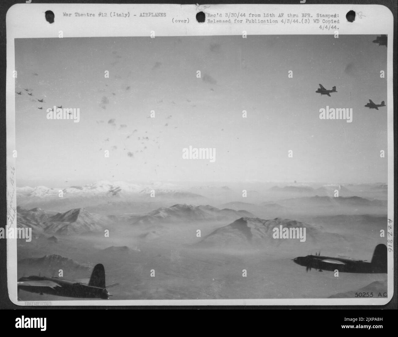 Fast AAF B-26 les formations de Marauder approchent de leur bombe qui s'entour sur des cibles de pont routier à Ceprano, en Italie. Le 22 janvier 1944 alors que les forces terrestres débarquaient au sud de Rome, soutenant les troupes d'atterrissage, les Maraudeurs ont survolé de fortes concentrations d'ennemis Banque D'Images