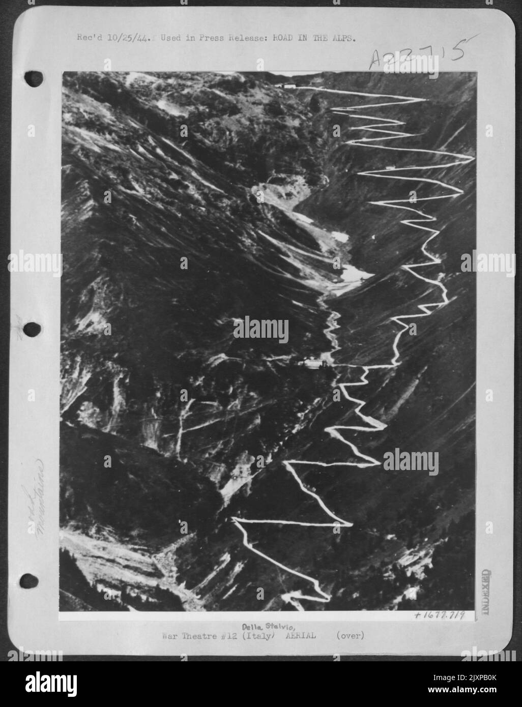 Typique de la Terrien sur laquelle nos forces doivent bataille dans le nord de l'Italie est ce col en décalage à Della Stelvio. Ce sont les Alpes autrichiennes sur la frontière allemande italienne. La bande blanche à angle multiples est Une route. Banque D'Images