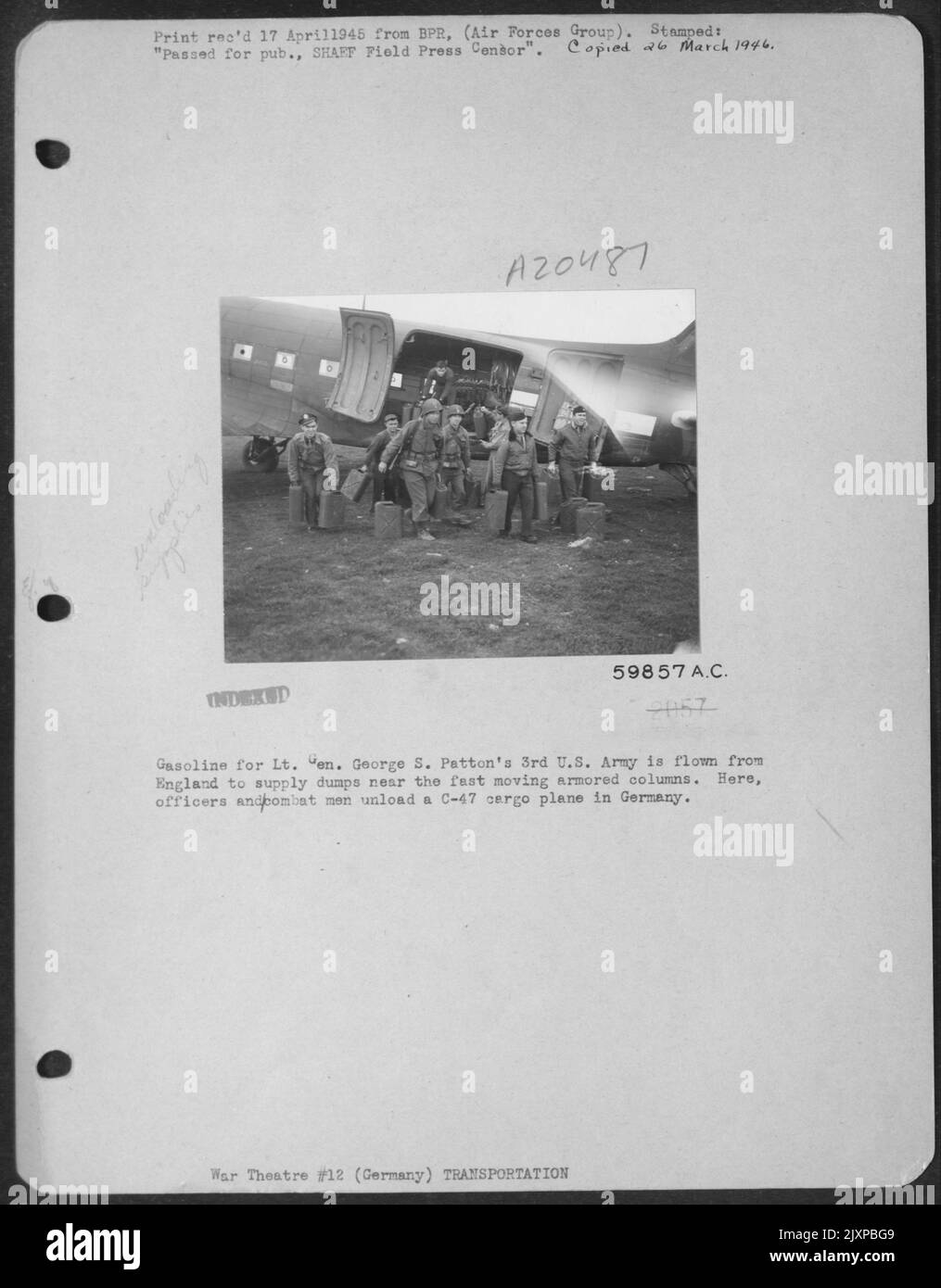 L'essence de l'Armée US 3rd du lieutenant-général George S. Patton est acheminée de l'Angleterre vers les souches d'approvisionnement près des colonnes d'armored à mouvement rapide. Ici, les officiers et les hommes de combat déchardent Un avion cargo C-47 en Allemagne. Banque D'Images