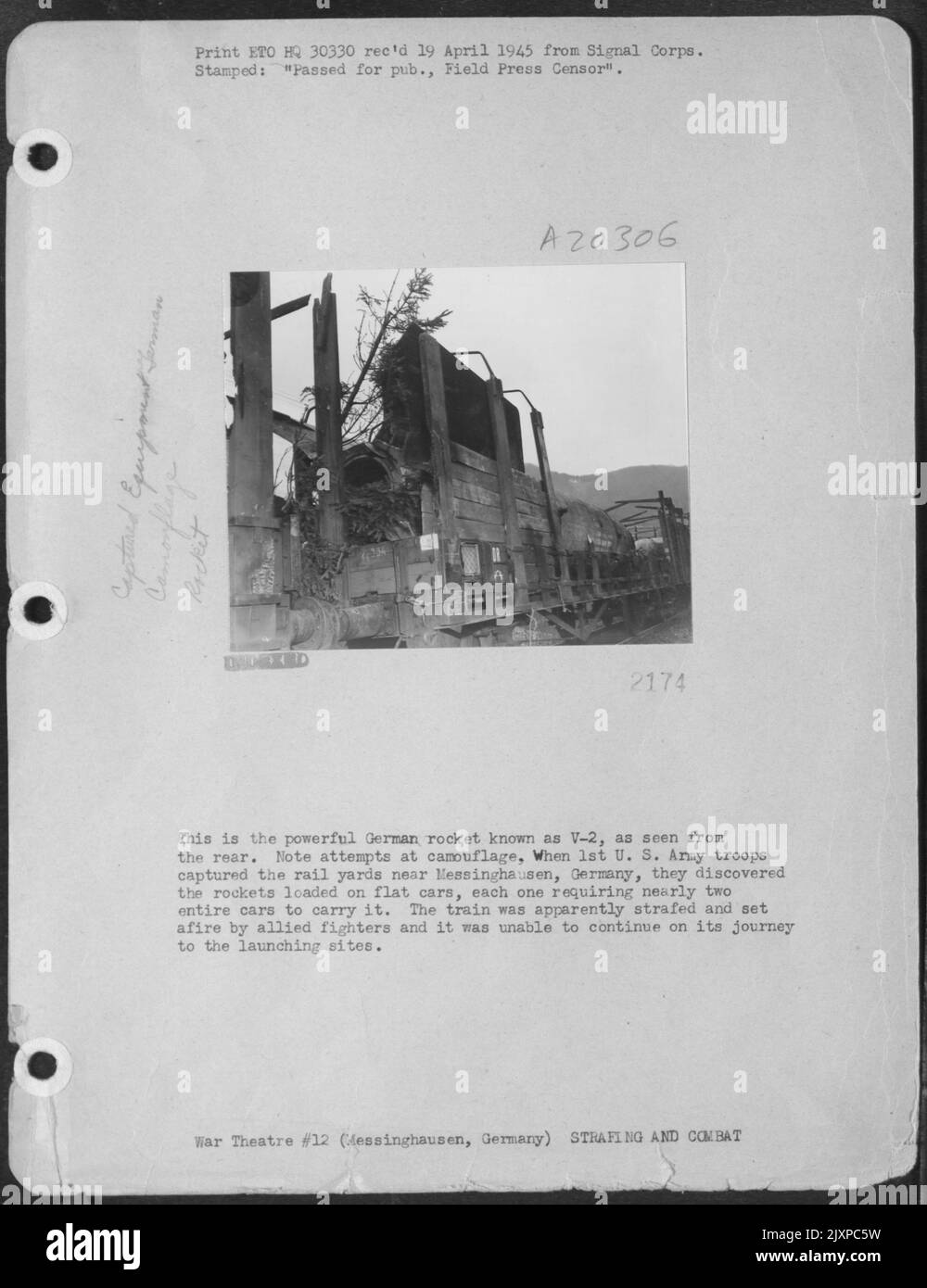 C'est la fusée allemande puissante connue sous le nom de V-2 comme vu de l'arrière. Note tentatives à Camouglage, quand 1st soldats américains ont capturé les chantiers de chemin de fer près de Messinghausen, Gemrany, ils ont découvert les roquettes chargées sur des wagons plats, chacun exigeant presque TW Banque D'Images