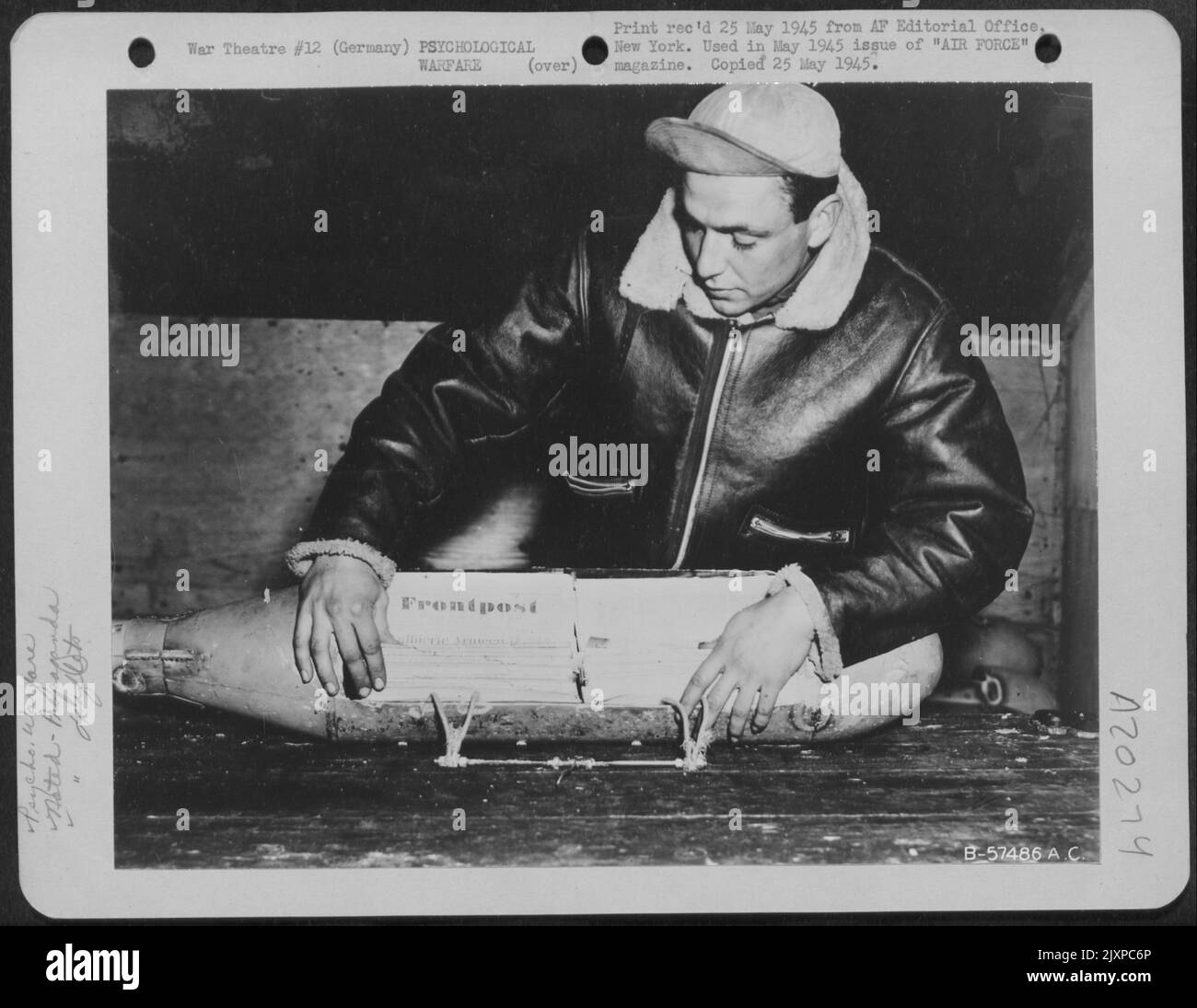 Allemagne le tabloïde de langue allemande, « Frontpost » conçu pour donner aux Allemands les nouvelles du monde à partir d'un point de vue impartial, est distribué quotidiennement à l'ennemi Foxhards. Il est porté dans des bombes de pratique remaniées qui ouvrent au déclenchement de la libération et de la décharge sur les documents Banque D'Images