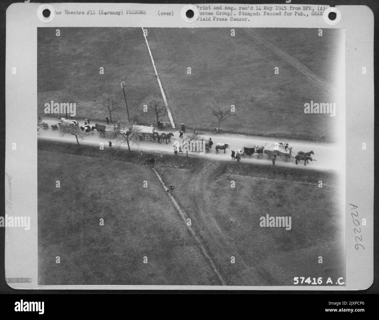 Mai 1945 -- les Russes déplacés et les autres réfugiés utilisent ces véhicules tirés par des chevaux pour déplacer ce qu'ils ont à la sécurité derrière les lignes alliées. Photo réalisée à partir D'Un plan 9th AF. Banque D'Images
