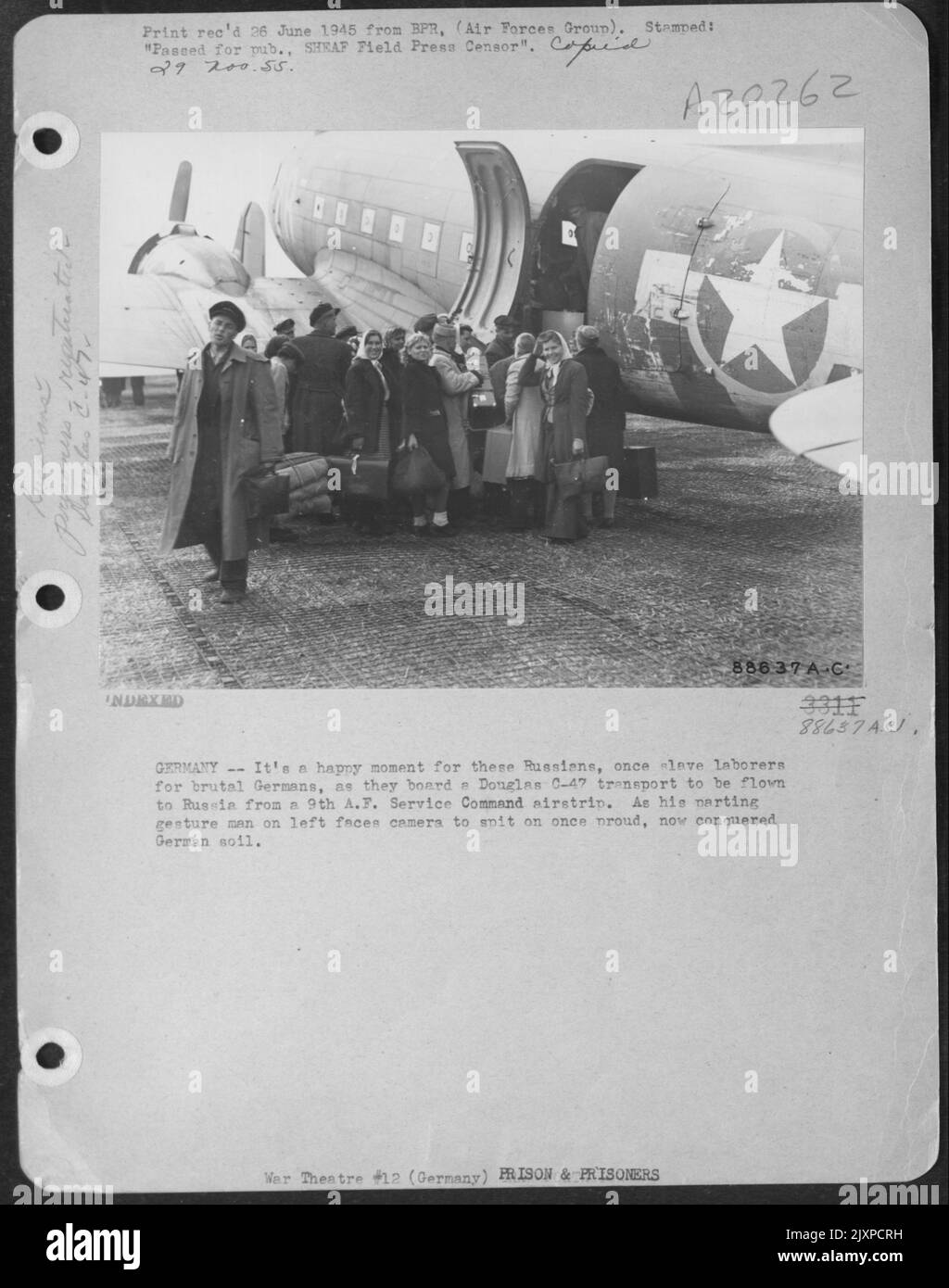 Allemagne -- c'Est Un moment heureux pour ces Russes, autrefois des esclaves pour des Allemands brutaux, comme ils sont à bord D'Un Douglas C-47 transport pour être transportés en Russie à partir D'Un 9th AF Service Command Airstrip. Comme son mouvement de joint homme sur la gauche fait face à la caméra à Spit sur Onc Banque D'Images