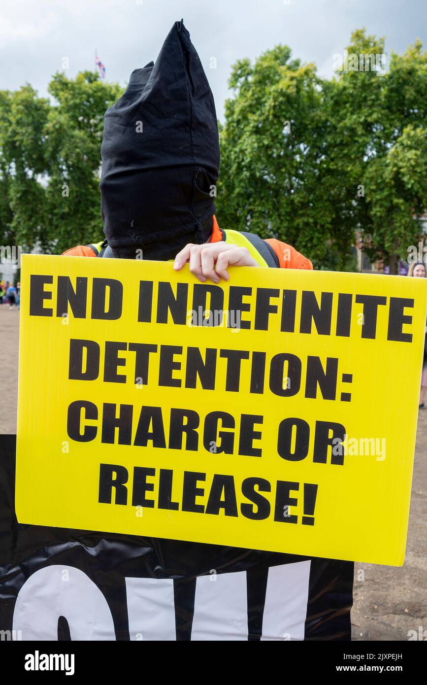 Parliament Square, Westminster, Londres, Royaume-Uni. 7th septembre 2022. Les manifestants ont donné des salopettes orange et tenu des écriteaux et des banderoles appelant à la fermeture des installations de la baie de Guantanamo à Cuba Banque D'Images