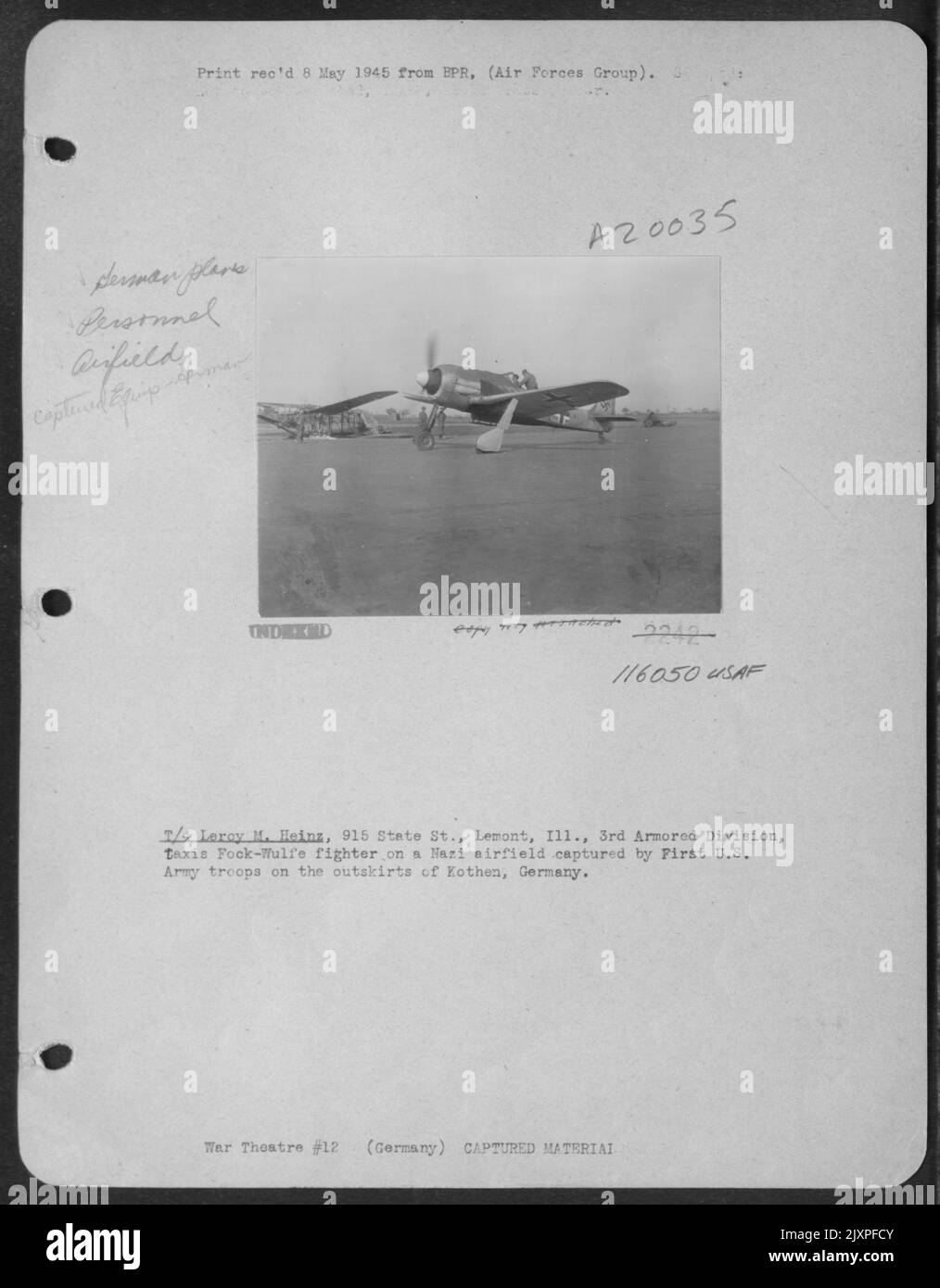 T/4 Leroy M. Heinz, 915 State St., Lemont, Ill., 3rd Armored Division, Taxis Focke-Wulf Fighter sur Un aérodrome nazi capturé par les troupes de la première armée américaine à la périphérie de Kothen, en Allemagne. Banque D'Images