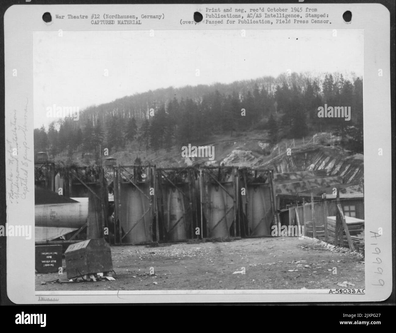 Sections de queue pour les bombes V-1 stockées à l'extérieur de l'usine souterraine de Nordhausen, en Allemagne, où les bombes V-1 et V-2 ont été assemblées. Banque D'Images