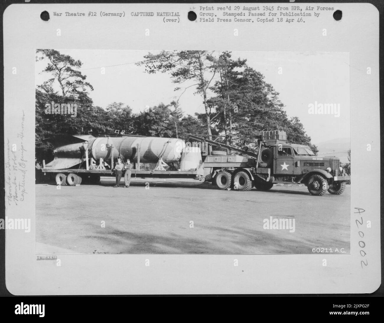 V-2 bombe à roquette comme celle que ces 2 officiers de la 1st Escadre du désarmement aérien à Wirsberg, Allemagne ont trouvé récemment et expédié à Wright Field, Ohio, pour étude, étaient en réalignement destruction et terreur sur Londres et nos Forces en France et en Belgique Un court Tim Banque D'Images