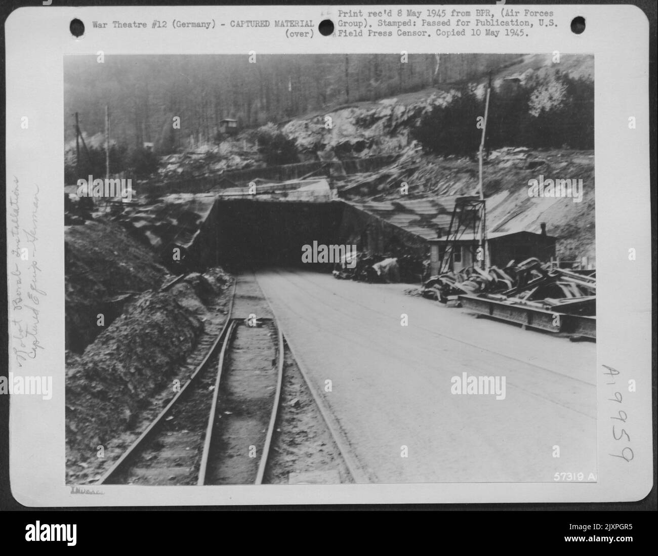 Entrée à l'usine souterraine V-1 et V-2 près de Nordhausen, en Allemagne, où nous avons trouvé des centaines d'assemblages de jets et de fusées. A US Army 9th AF Cameraman accompagnant Advance US Ground Elements, a fait cette photo. Banque D'Images