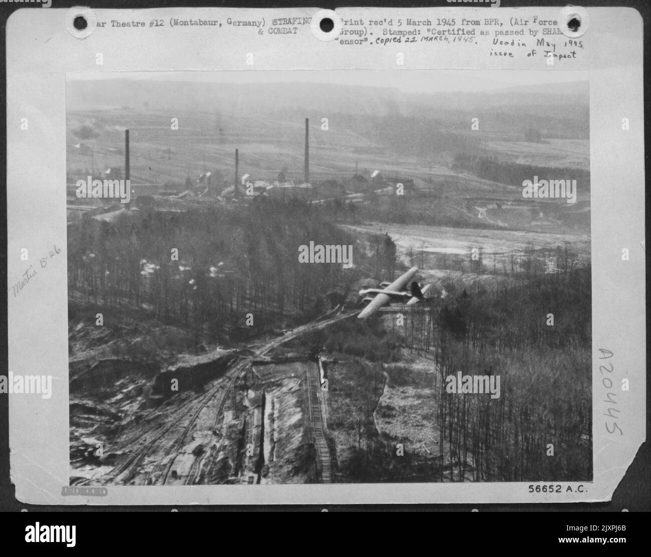 Un Marauder Martin B-26, qui attaque normalement à des niveaux de 10 000 à 13 000 pieds, photographié lors d'une attaque de bas niveau contre une usine de Montabaur, Allemagne, 22 février 1945. C'était la première attaque de bas niveau par Martin B-26s dans le Banque D'Images