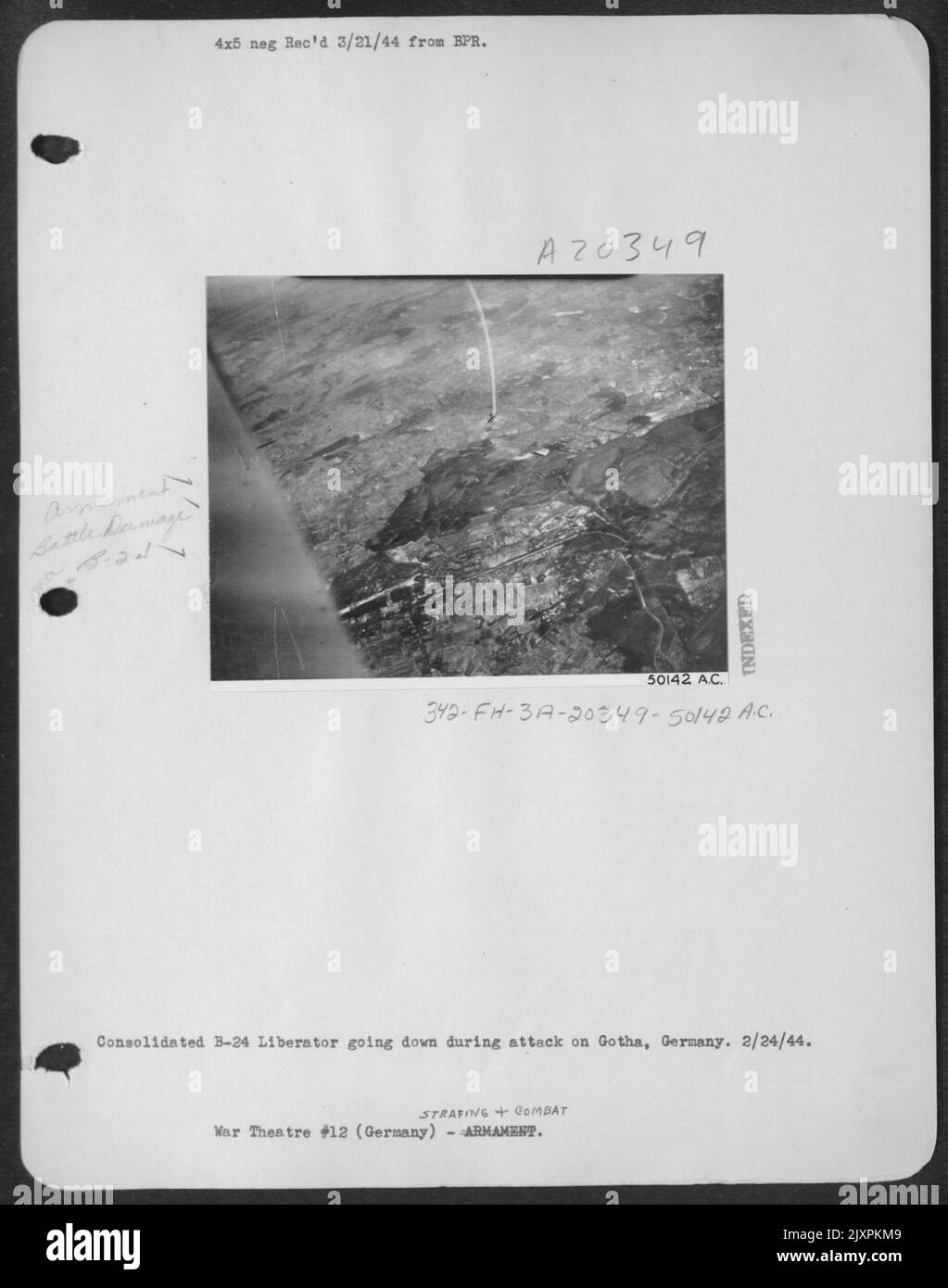 B-24 Libérateur consolidé en baisse lors de l'attaque contre Gotha, Allemagne. 2/24/44. Banque D'Images