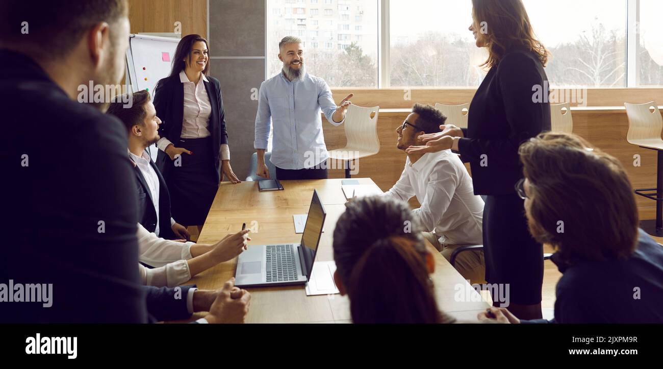 Équipe d'affaires pendant le briefing du matin au bureau discutant des idées et échangeant des idées intéressantes. Banque D'Images