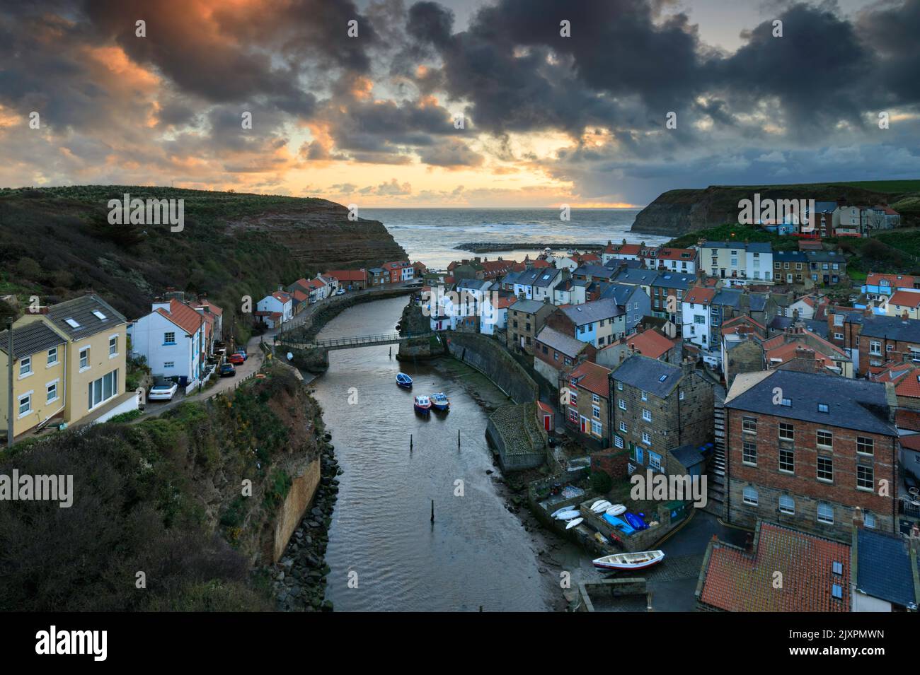 Le village pittoresque de Staithes, sur la côte du Yorkshire du Nord, capturé au lever du soleil. Banque D'Images
