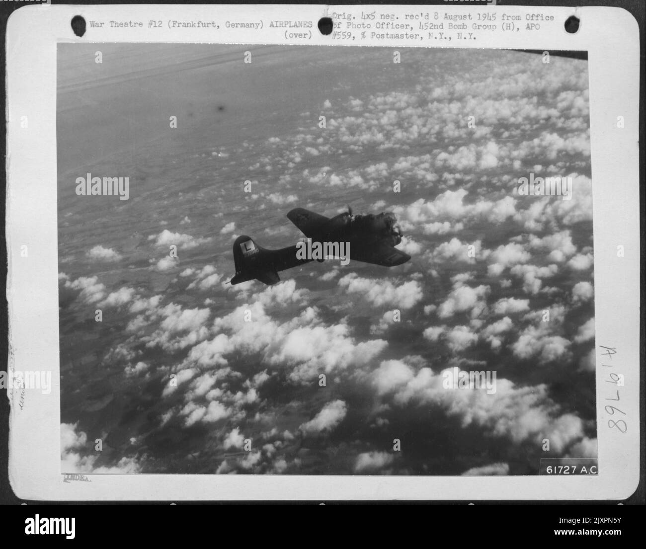 Haut au-dessus D'Un tapis de nuages, Boeing B-17 'Forteresse volante' du groupe Bomb 452nd se charge de sa course à la bombe au-dessus de Francfort, Allemagne, 20 mars 1944. Les lourdes victimes de la FA de 8th ont frappé plus profondément dans le territoire nazi paralysant les lignes d'approvisionnement et les Indus vitaux Banque D'Images