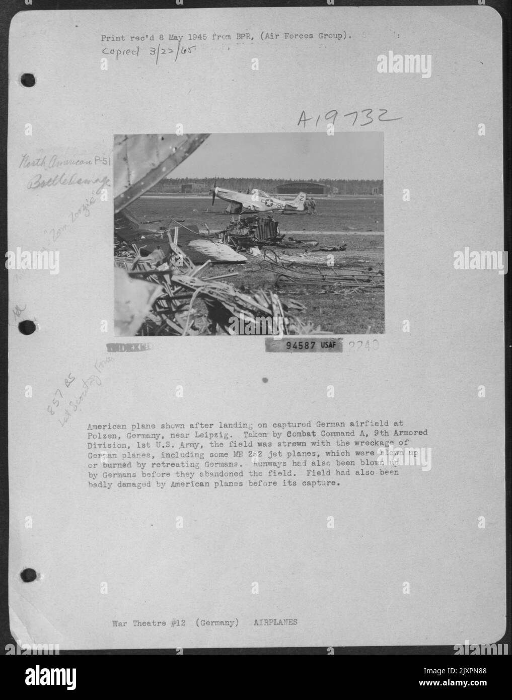 Avion américain montré après l'atterrissage sur l'aérodrome allemand capturé à Polenz, en Allemagne, près de Leipzig. Pris par le commandement de combat A, 9th Armored Division, 1st US Army, le champ a été parsemé de l'épave des avions allemands, y compris quelques me 262 Jet planes, Whic Banque D'Images