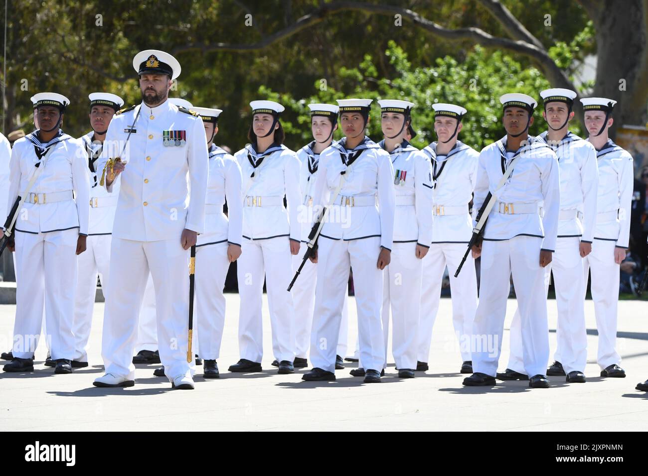 Des militaires personnels sont vus pendant le service du jour du souvenir au Sanctuaire du souvenir, Melbourne, dimanche, 11 novembre 2018. Les Australiens se sont rassemblés dans tout le pays et dans le monde pour marquer 100 ans depuis la fin de la Grande Guerre qui devait mettre fin à toutes les guerres. (Image AAP/James Ross) Banque D'Images