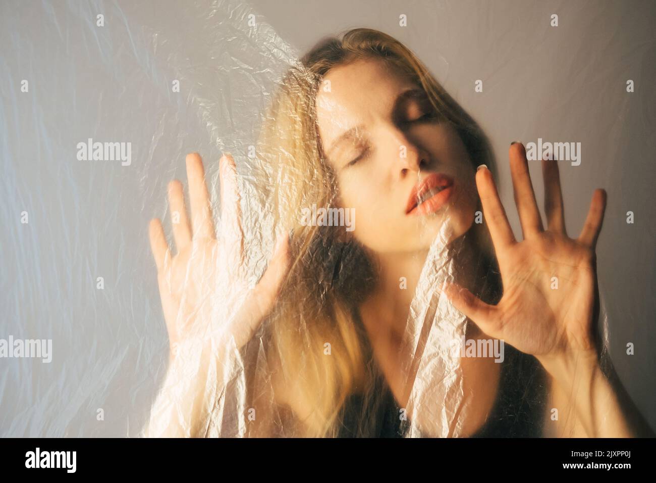 femme paisible défoqué art portrait isolement Banque D'Images