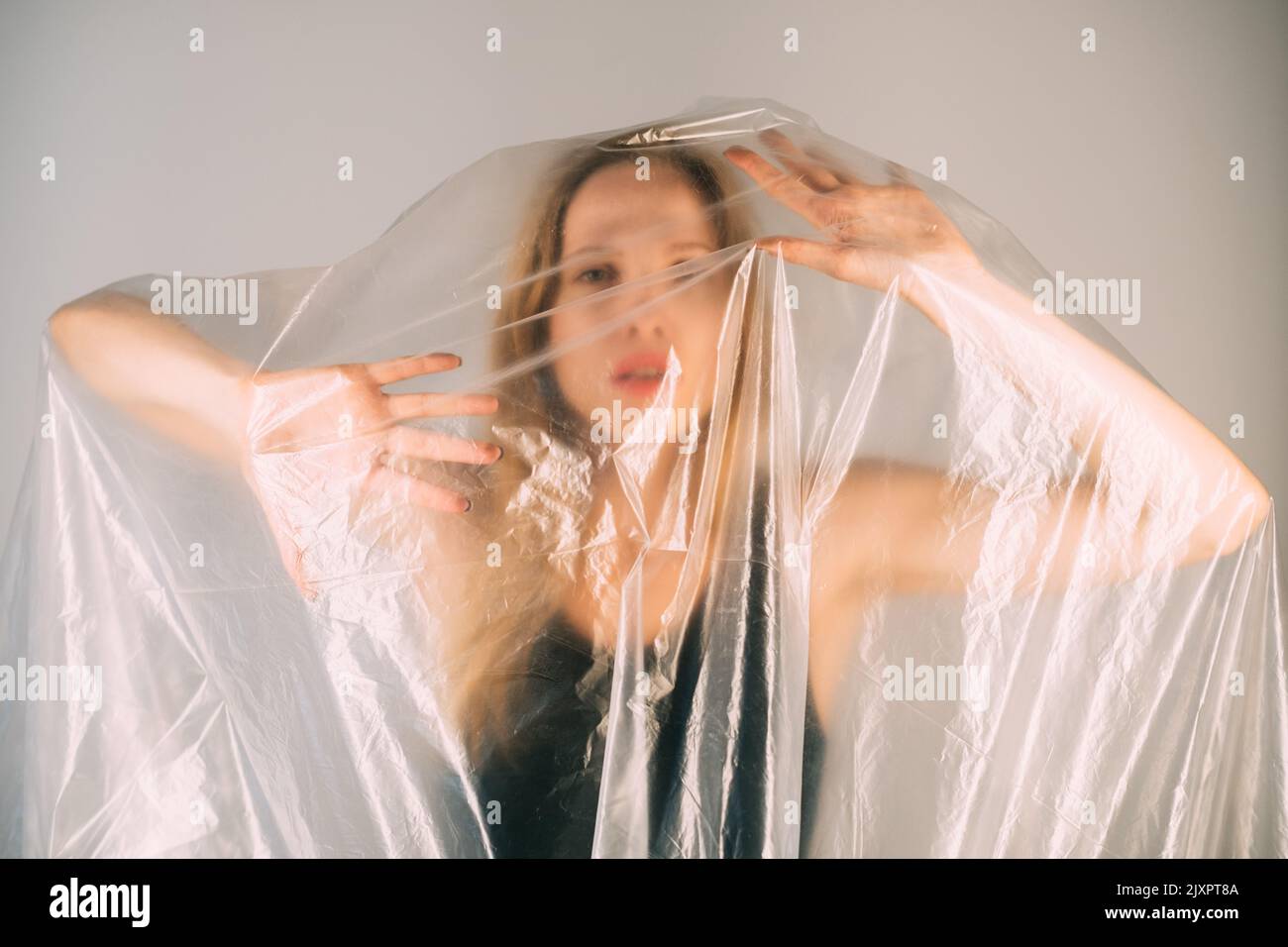 l'anxiété sociale défocused art portrait femme gris Banque D'Images