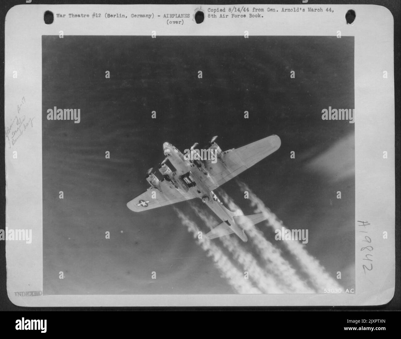 Boeing B-17 Forteresse volante avec porte de la baie de la bombe ouverte, laisse le sentier derrière-au-dessus de Berlin, Allemagne. 452nd Groupe bombe. Banque D'Images