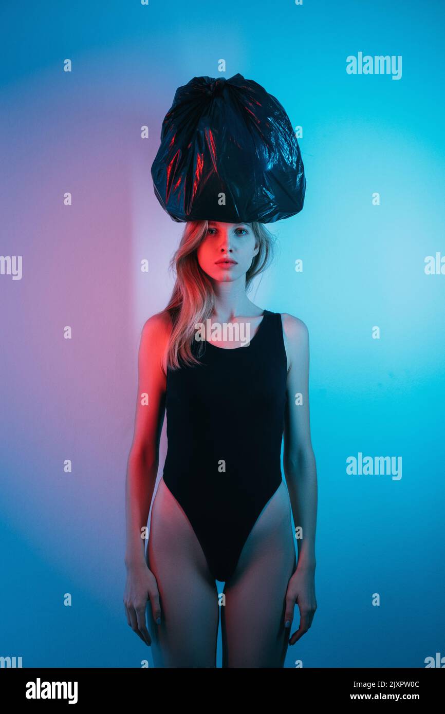 art portrait femme puissance sac fort néon lumière Banque D'Images