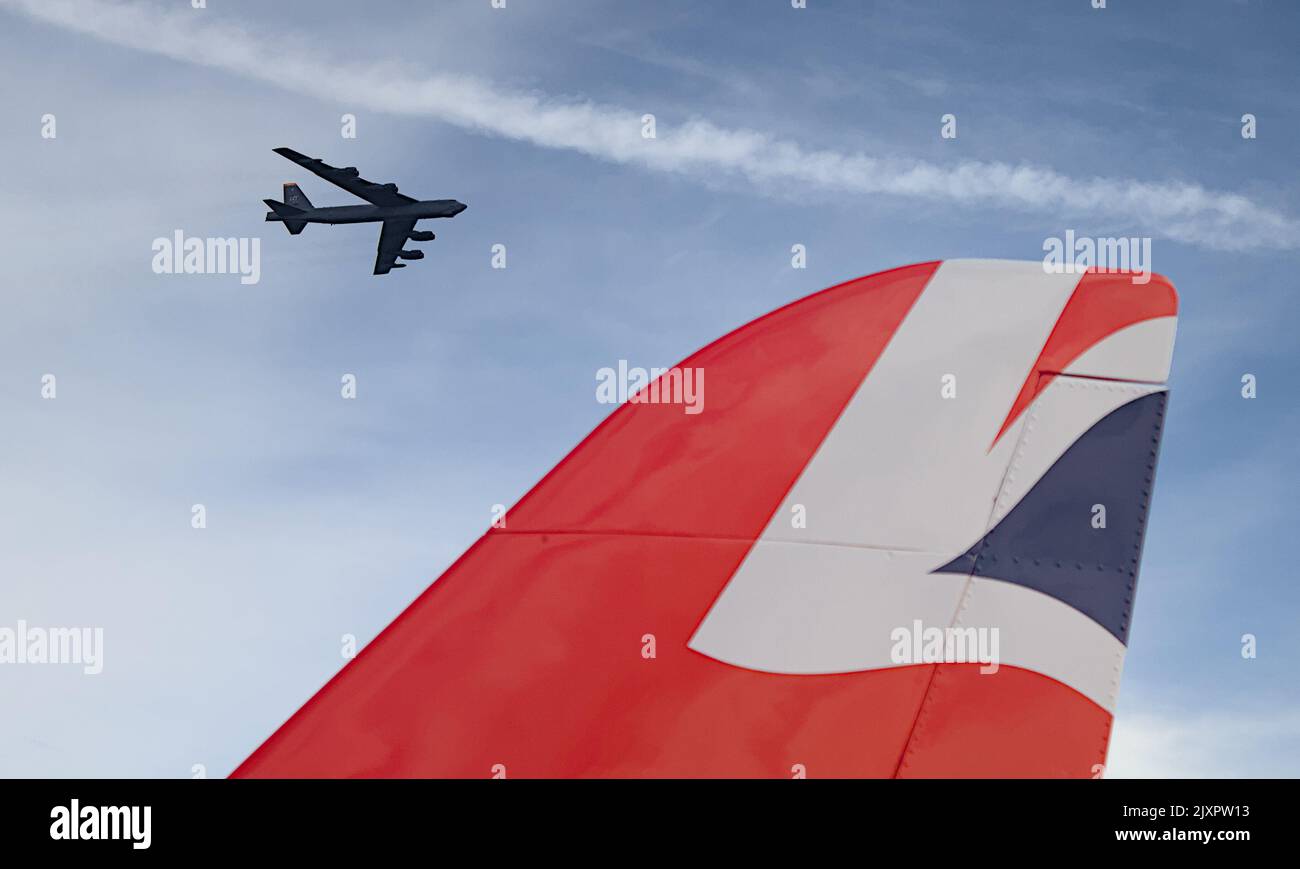 Boeing B-52 bombardier à longue portée StratoFortress volant derrière l'Union Jack Tail d'Un avion d'affichage aérobatique Red Arrow Hawk T1, Bournemouth, Royaume-Uni Banque D'Images