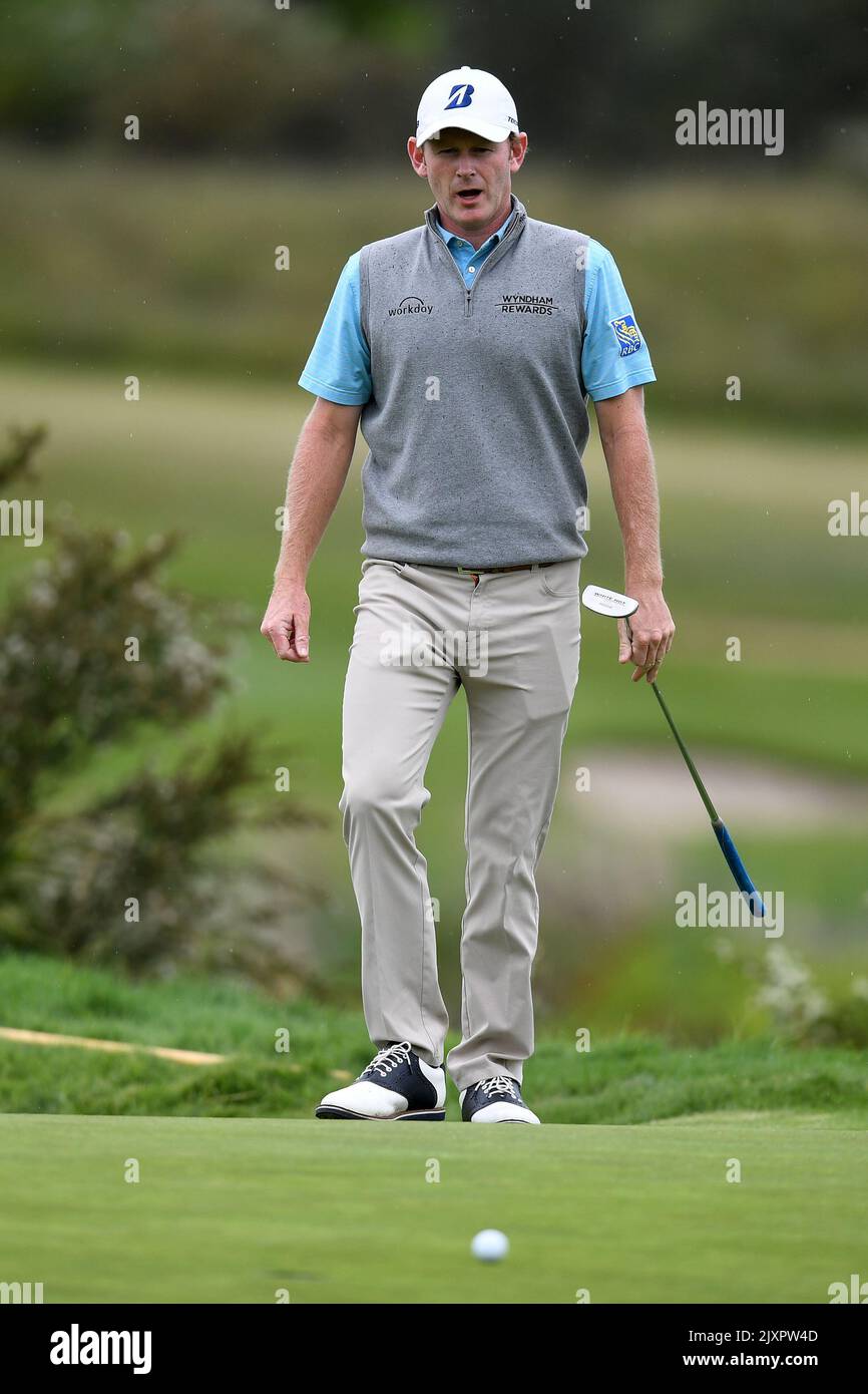 Brandt Snedeker des Etats-Unis regarde son putt sur le 10th pendant la partie Pro-Am du tournoi de golf ouvert australien au Lakes Golf Club de Sydney, mercredi, 14 novembre 2018. (Image AAP/Dan Himbrechts) Banque D'Images