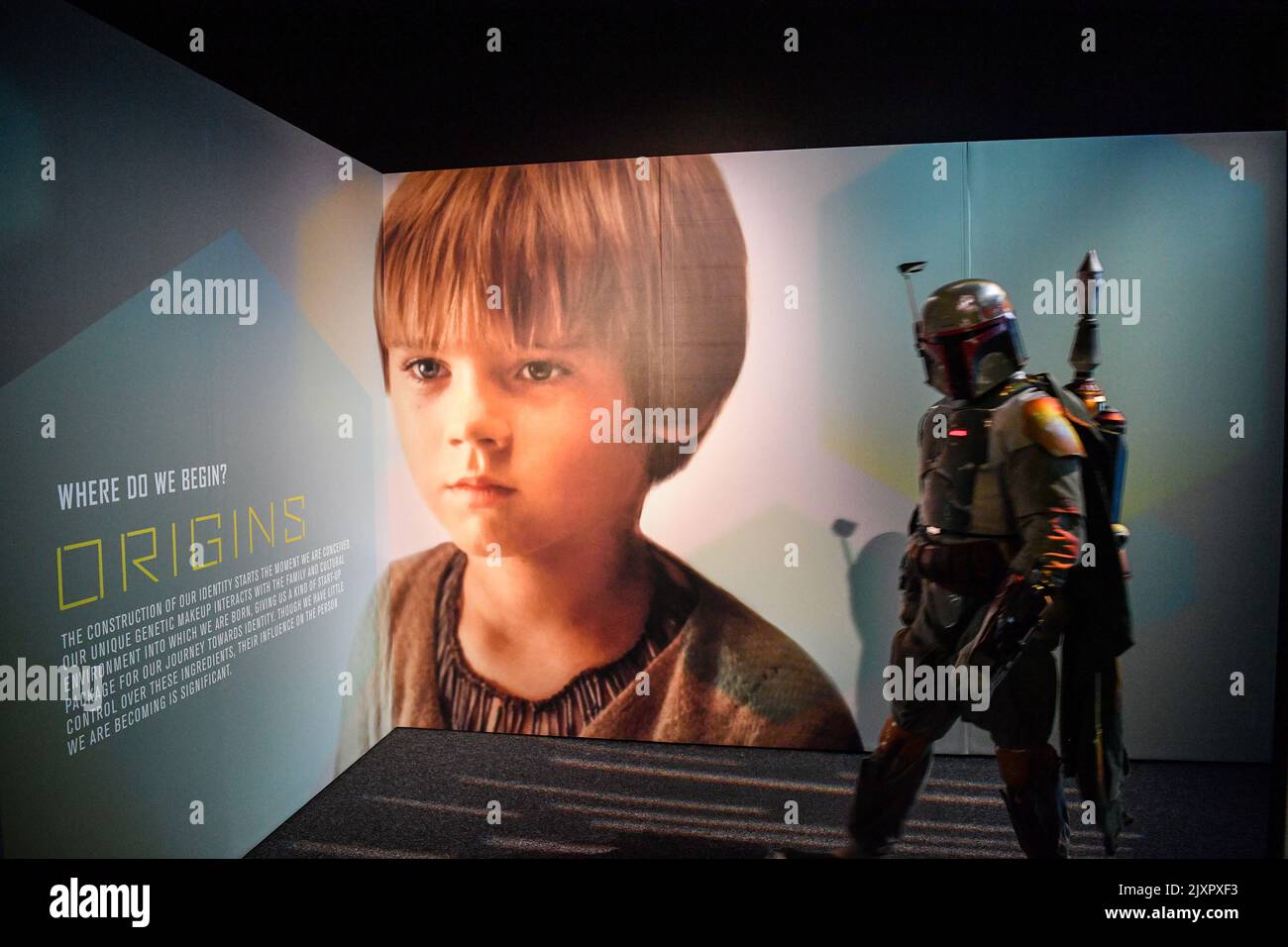 Une personne portant un costume du personnage de star wars boba fett 