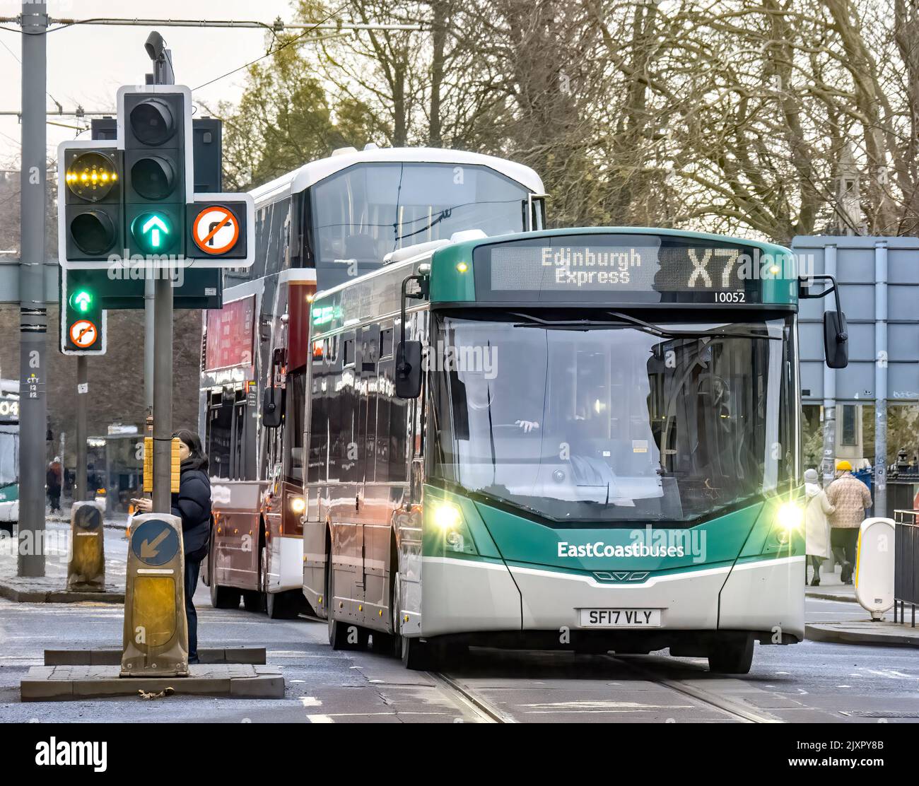 Les bus de la côte est, X7 Edinburgh Express, se rendent vers l'ouest le long de Princes Street, Édimbourg, Royaume-Uni. Banque D'Images