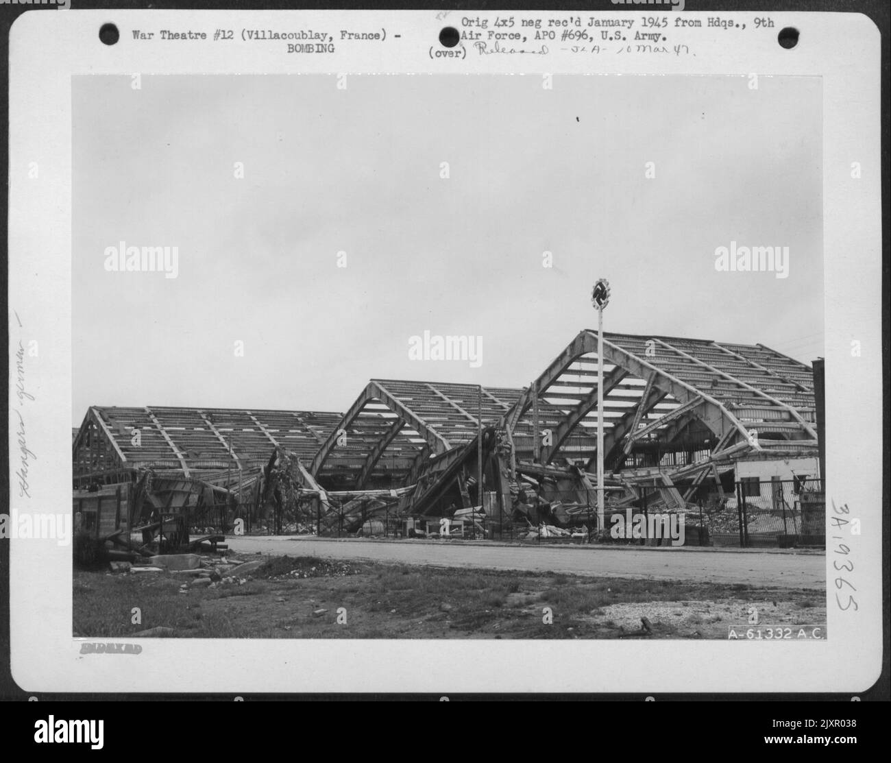 Marqués par Un Swastika, ces trois hangars ont été utilisés par les Allemands comme bureaux du dépôt de réparation des géants Junkers près de Villacoublay, en France. Avant de bombarder par les alliés, ces hangars avaient des toits en métal. 1 septembre 1944. Banque D'Images