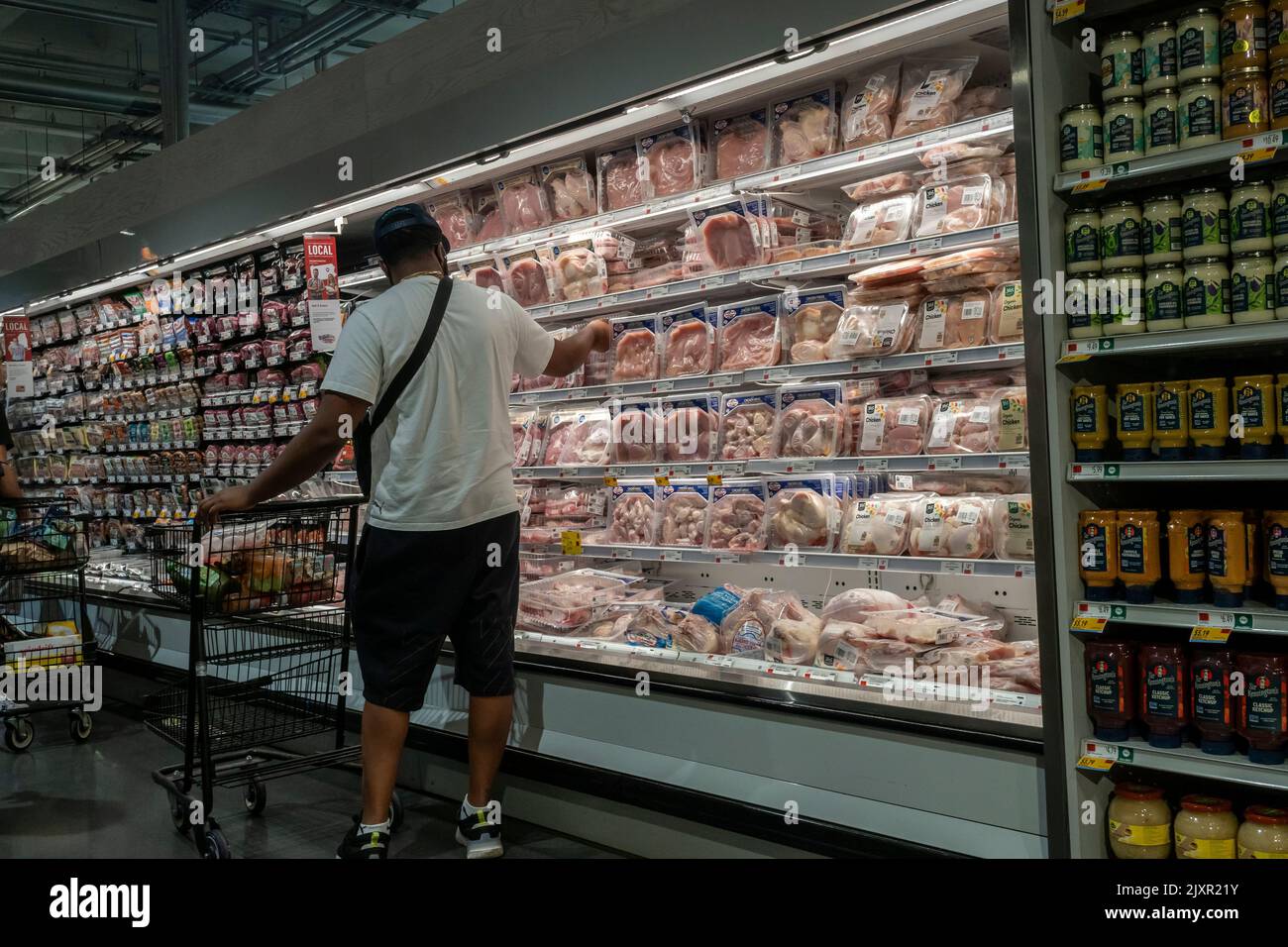 Shopping dans un supermarché Whole Foods Market à New York samedi, 27 août 2022. (© Richard B