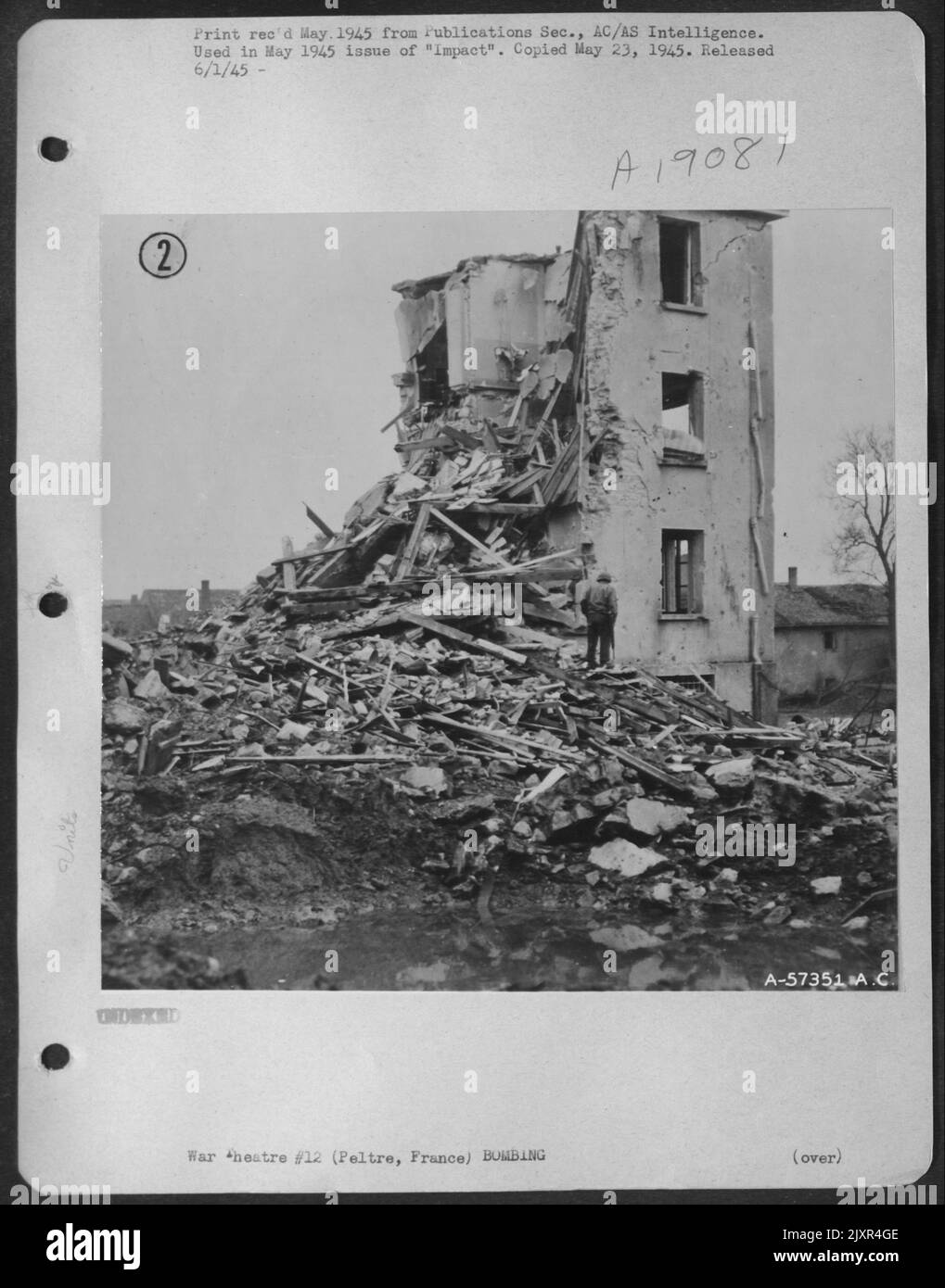 Officiers mess et poste de commandement de la Division Panzer Grenadier 17th SS à Peltre, France après une grève de bas niveau par le groupe de chasseurs XIX 405th TAC le 8 novembre 1944. Les combattants sont arrivés si bas sur leurs cibles qu'ils ont dû tirer violemment vers le haut pour éviter Salut Banque D'Images