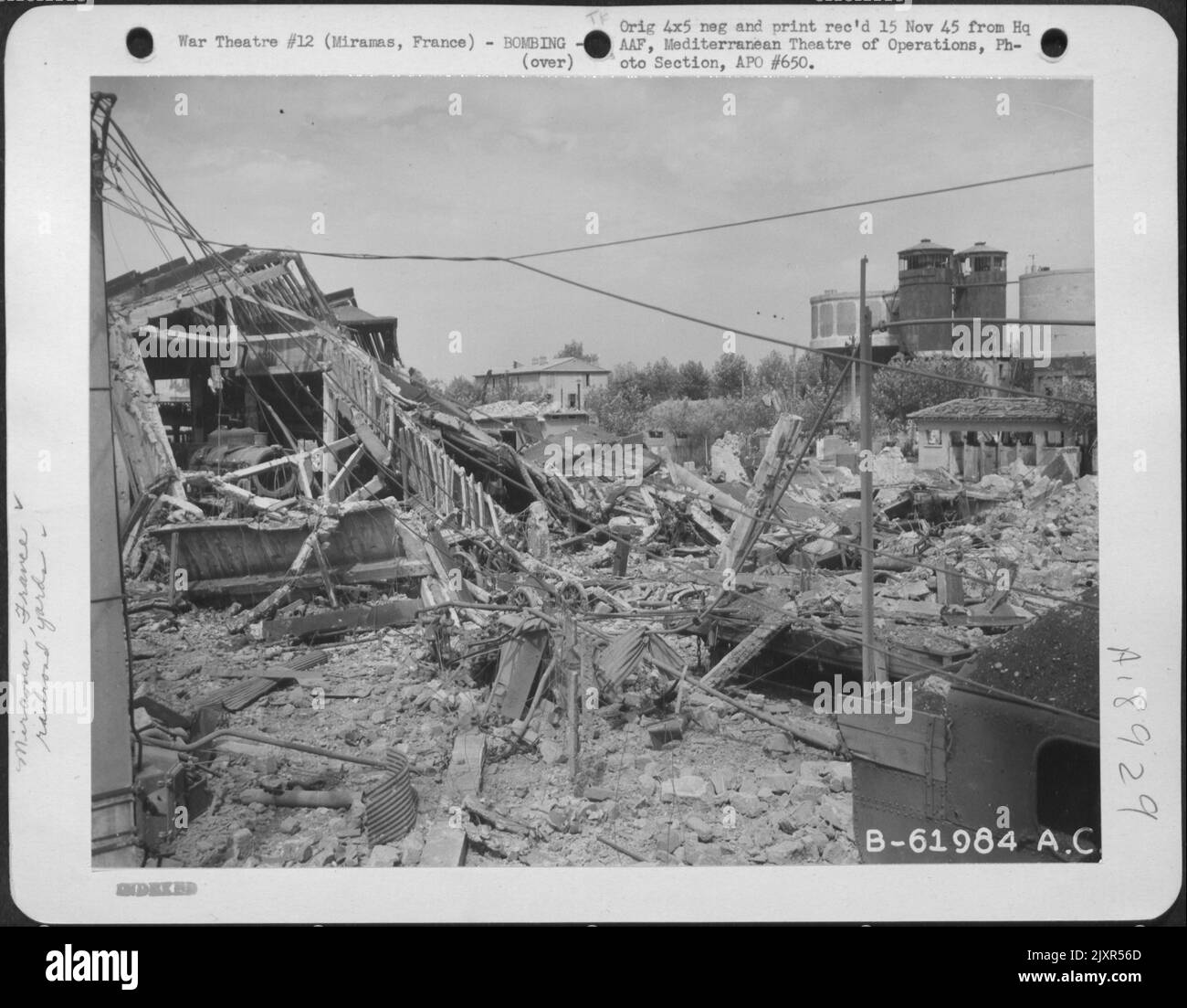 Dégâts causés par des bombes dans des cours de Marshaling à Miramas, en France. Banque D'Images