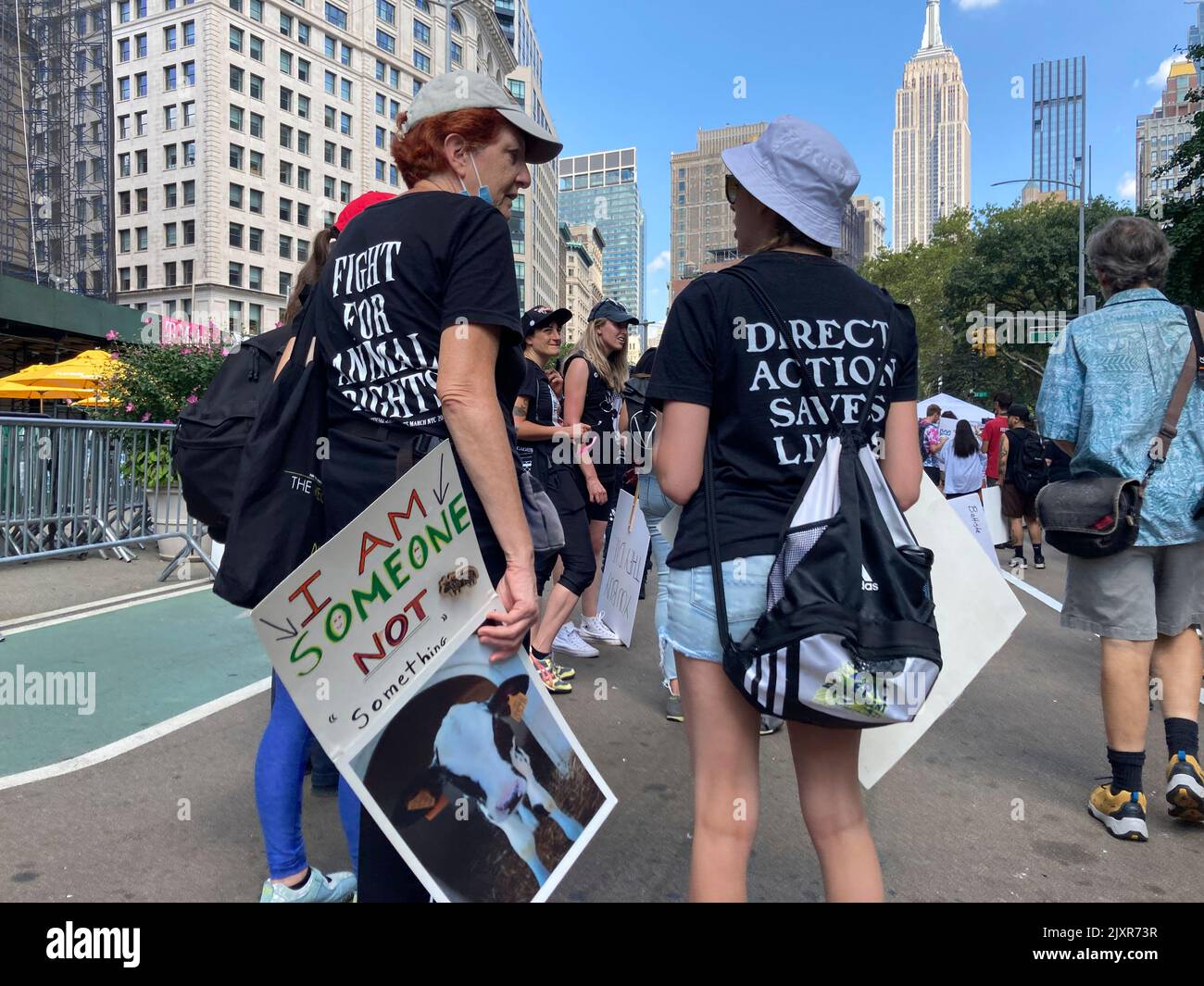 Les défenseurs des droits des animaux, des activistes anti-calèche aux végétaliens, et tout le monde entre les deux, se réunissent à Flatiron Plaza à New york pour la Marche des droits des animaux samedi, 27 août 2021. (© Frances M. roberts) Banque D'Images