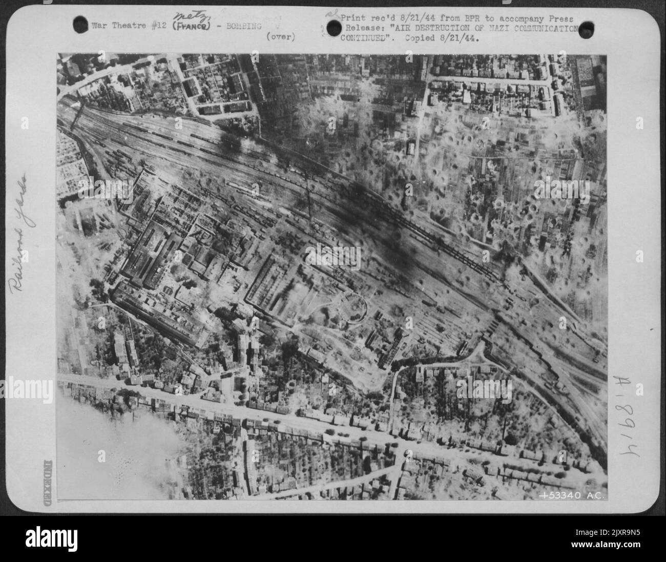 Toutes les lignes dans les gares ferroviaires de Metz, à 50 miles au nord de Nancy, en France, sont coupées après une attaque par 8th bombardiers USAAF. Sept grandes installations sont lourdement endommagées et environ 75 wagons de marchandises sont endommagés ou détruits. Banque D'Images